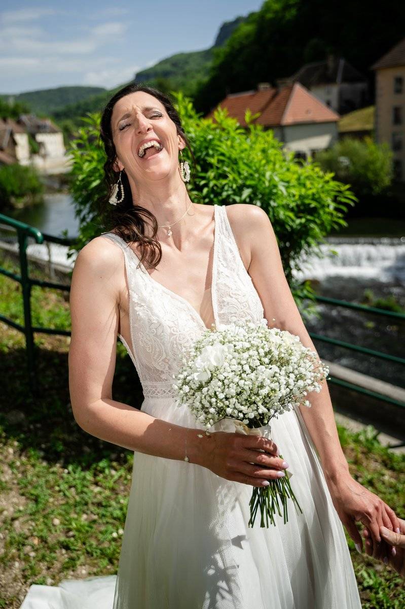 Éclat de rire du couple de mariés