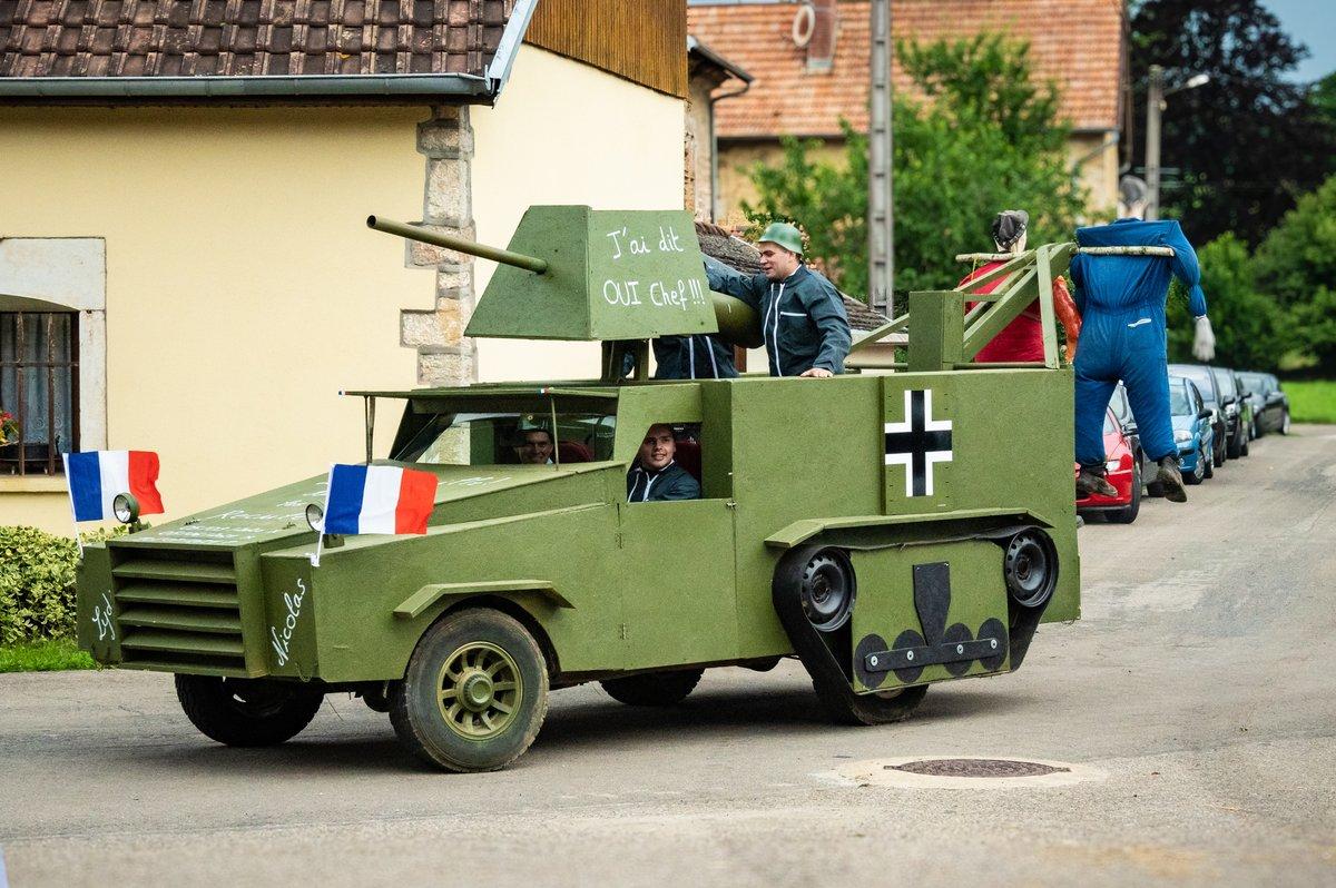 Convives construisant un char d'assaut pour animer le vin d'honneur