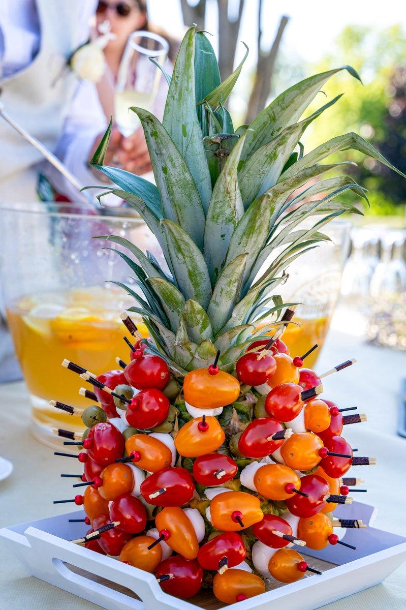 Ananas décoré avec des bouchées apéritives au vin d'honneur