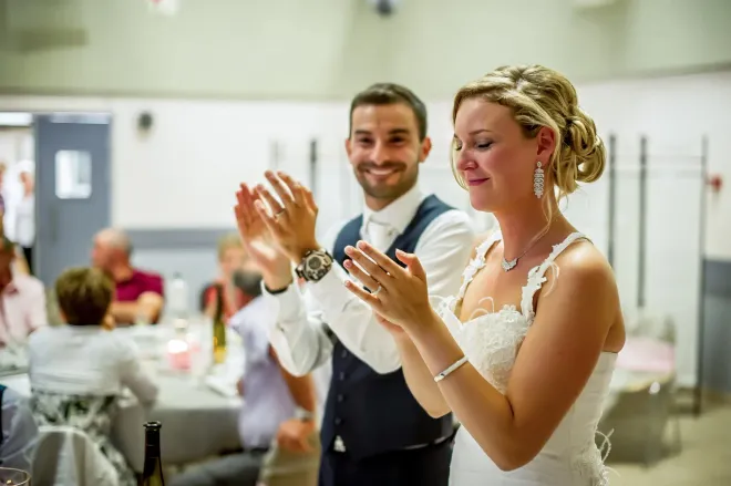 Applaudissements et joie des mariés