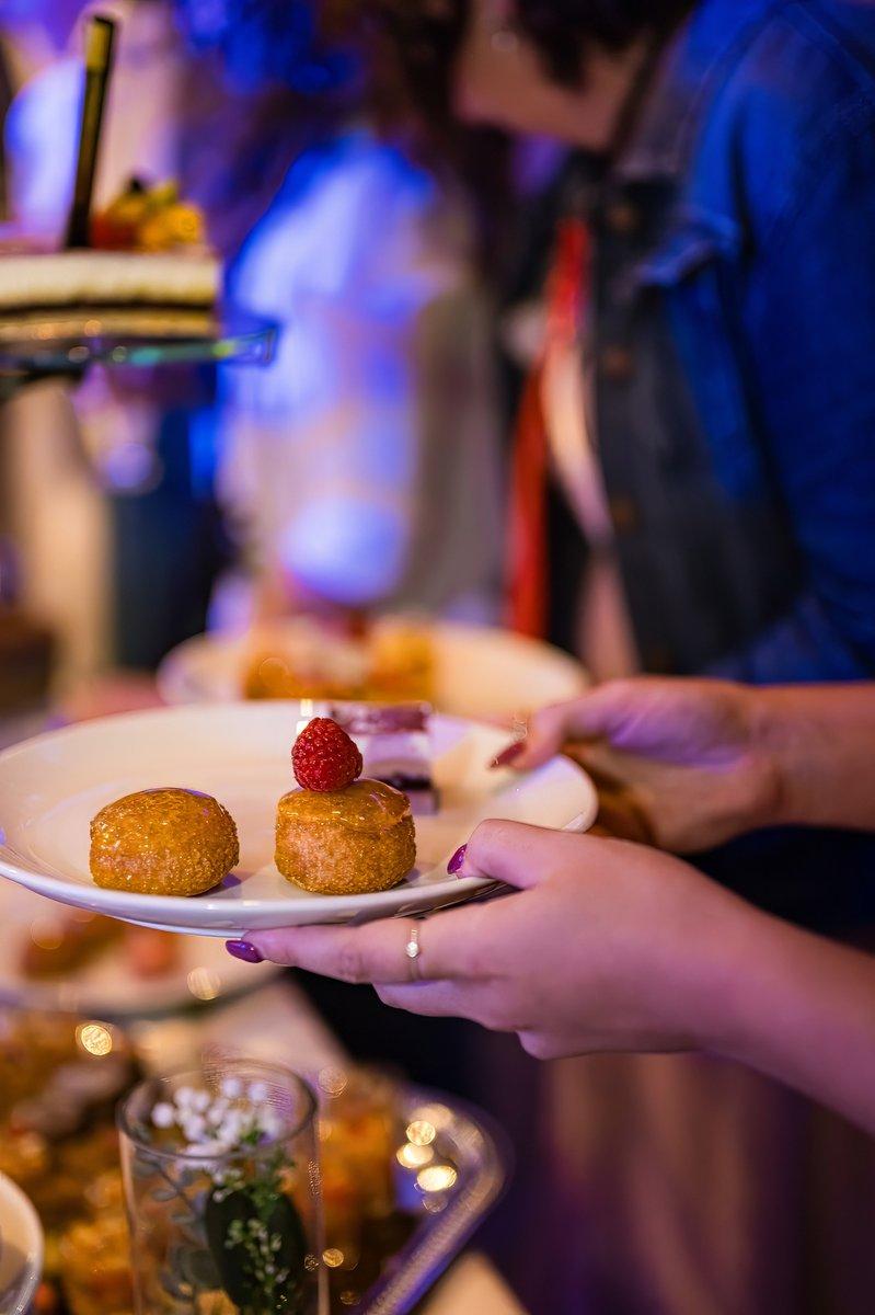 Choux à la crème sur un gâteau de mariage