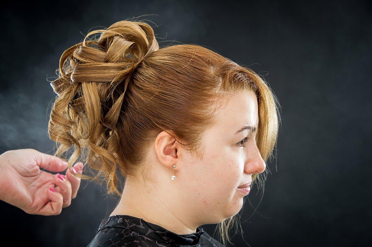 Coiffure chignon bouclé pour la mariée