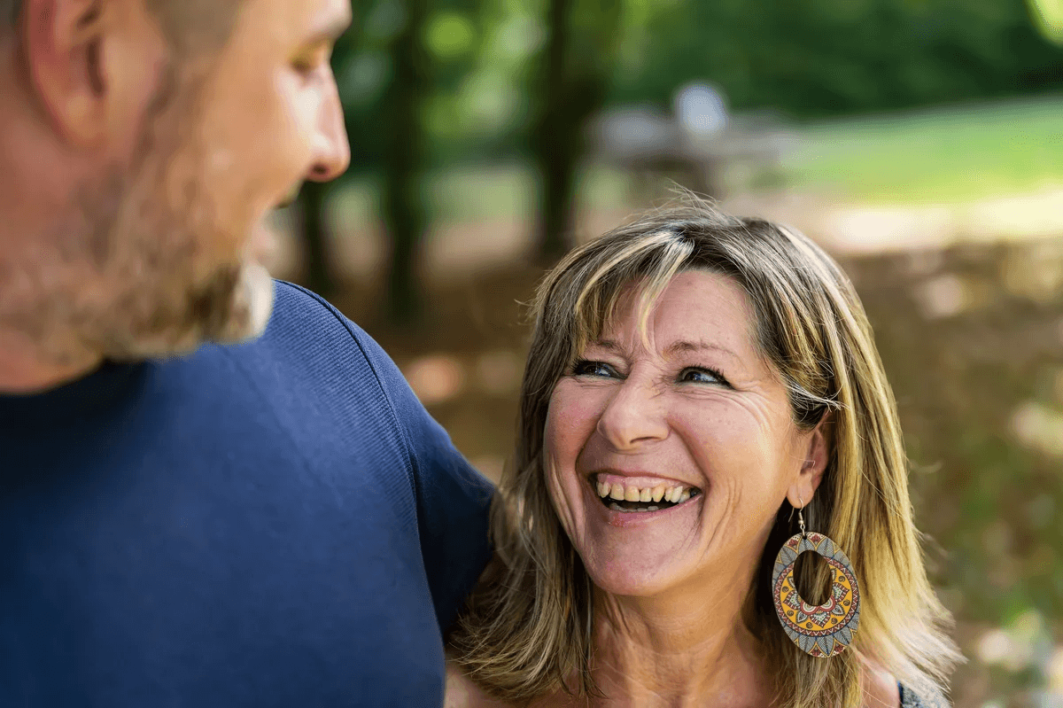 Couple souriant se regardant dans les yeux