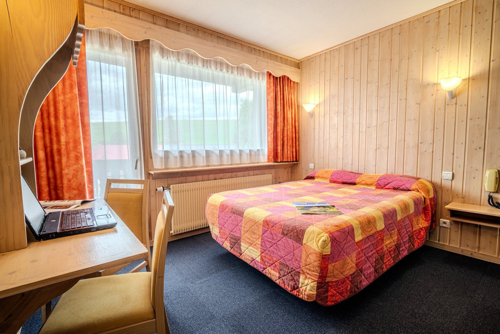Chambre double avec lambris bois et bureau — Hôtel Étoile des Neiges