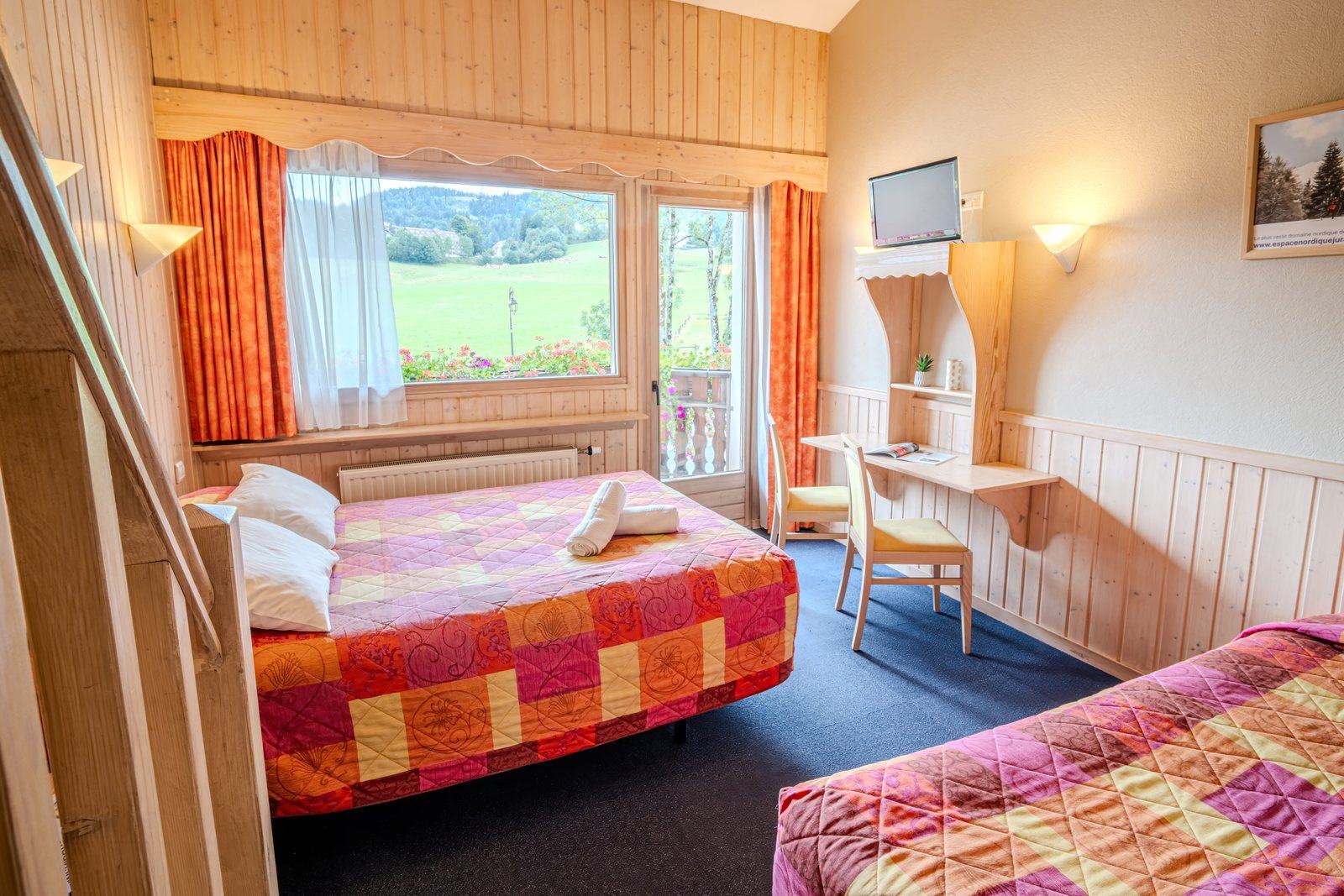 Chambre familiale en mezzanine avec vue sur la montagne — Métabief