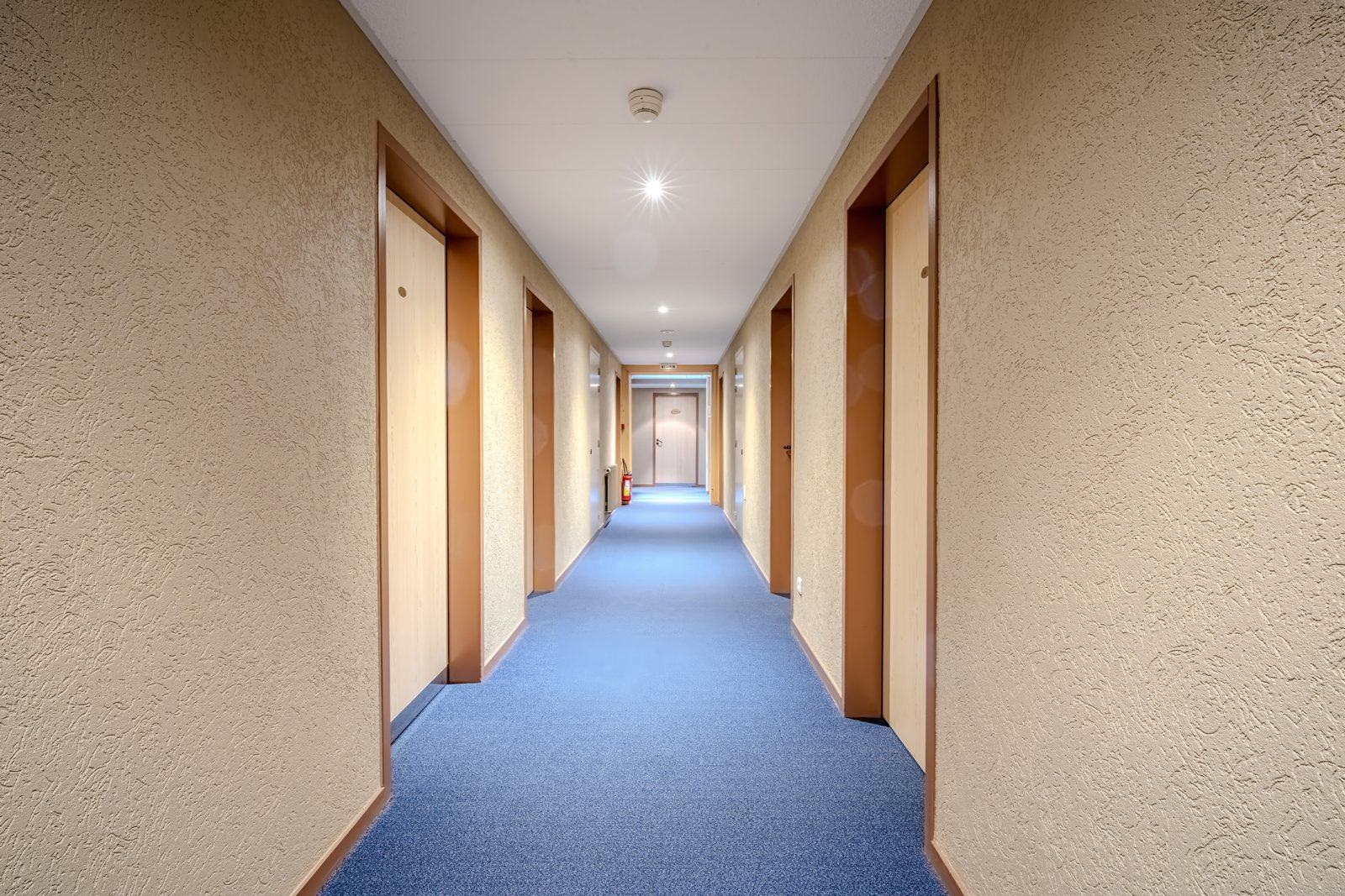 Couloir donnant accès aux chambres de l’hôtel — Métabief