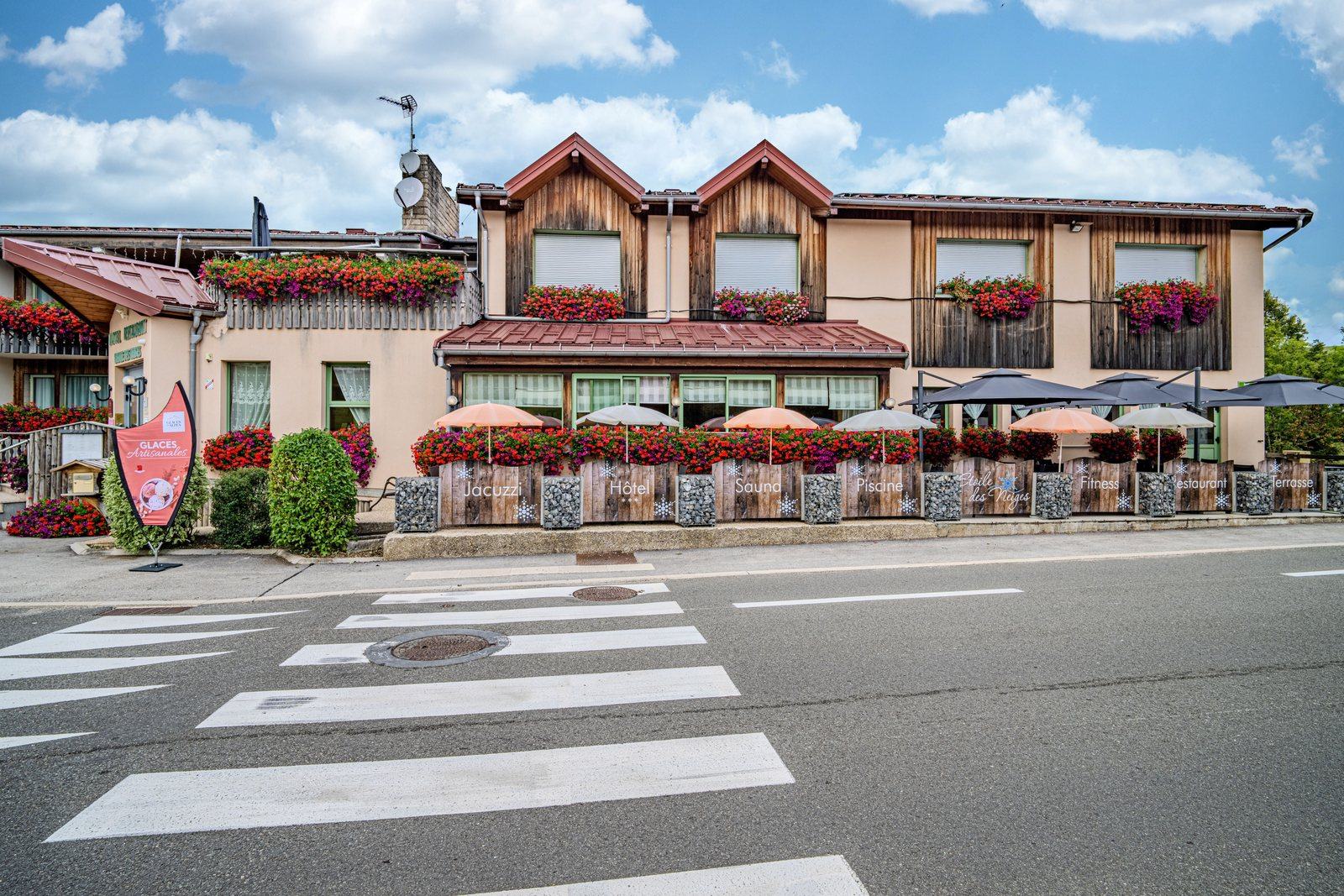 Façade de l’hôtel-restaurant et terrasse extérieure — Métabief