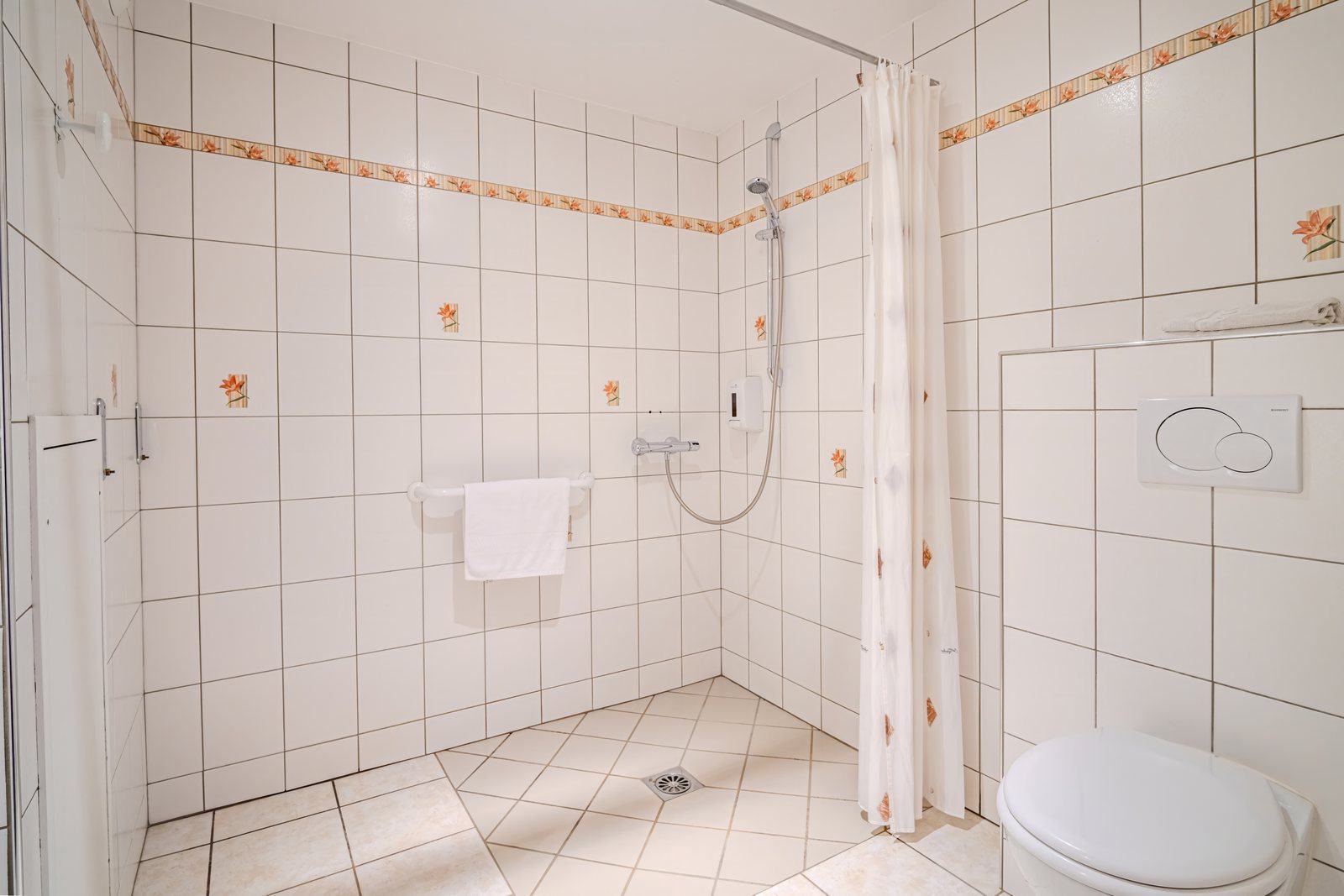 Salle de bain avec douche de la chambre triple — Métabief