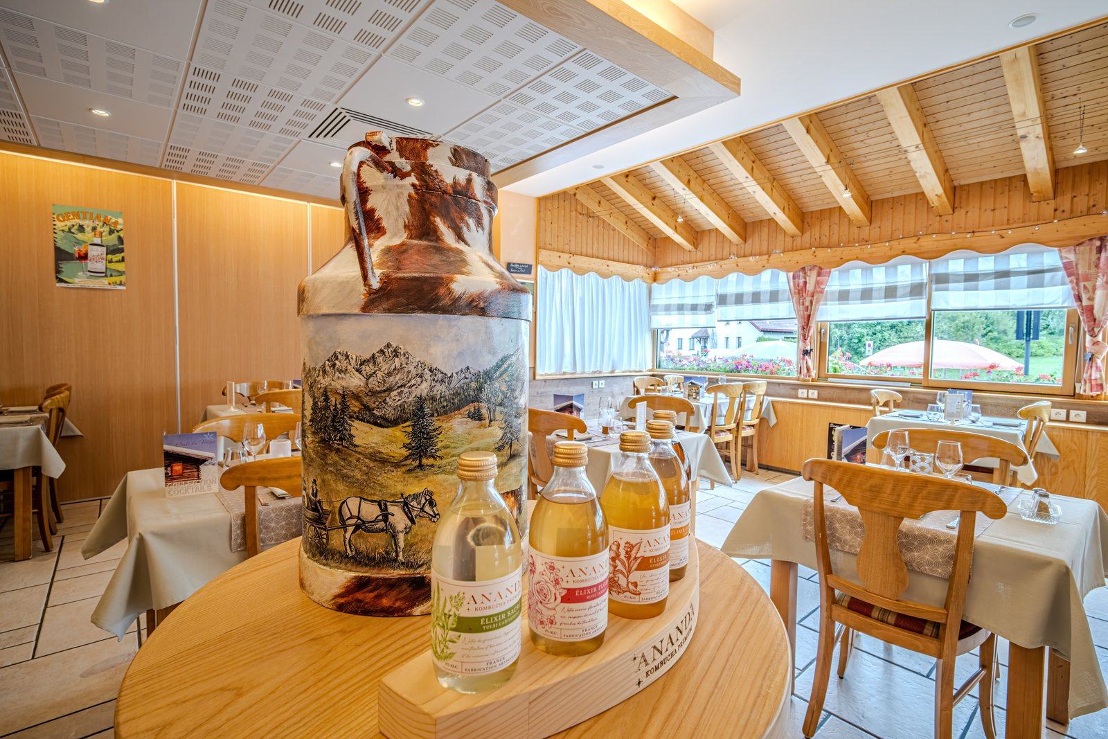 Salle de restaurant avec vue sur la montagne — Hôtel Étoile des Neiges à Métabief