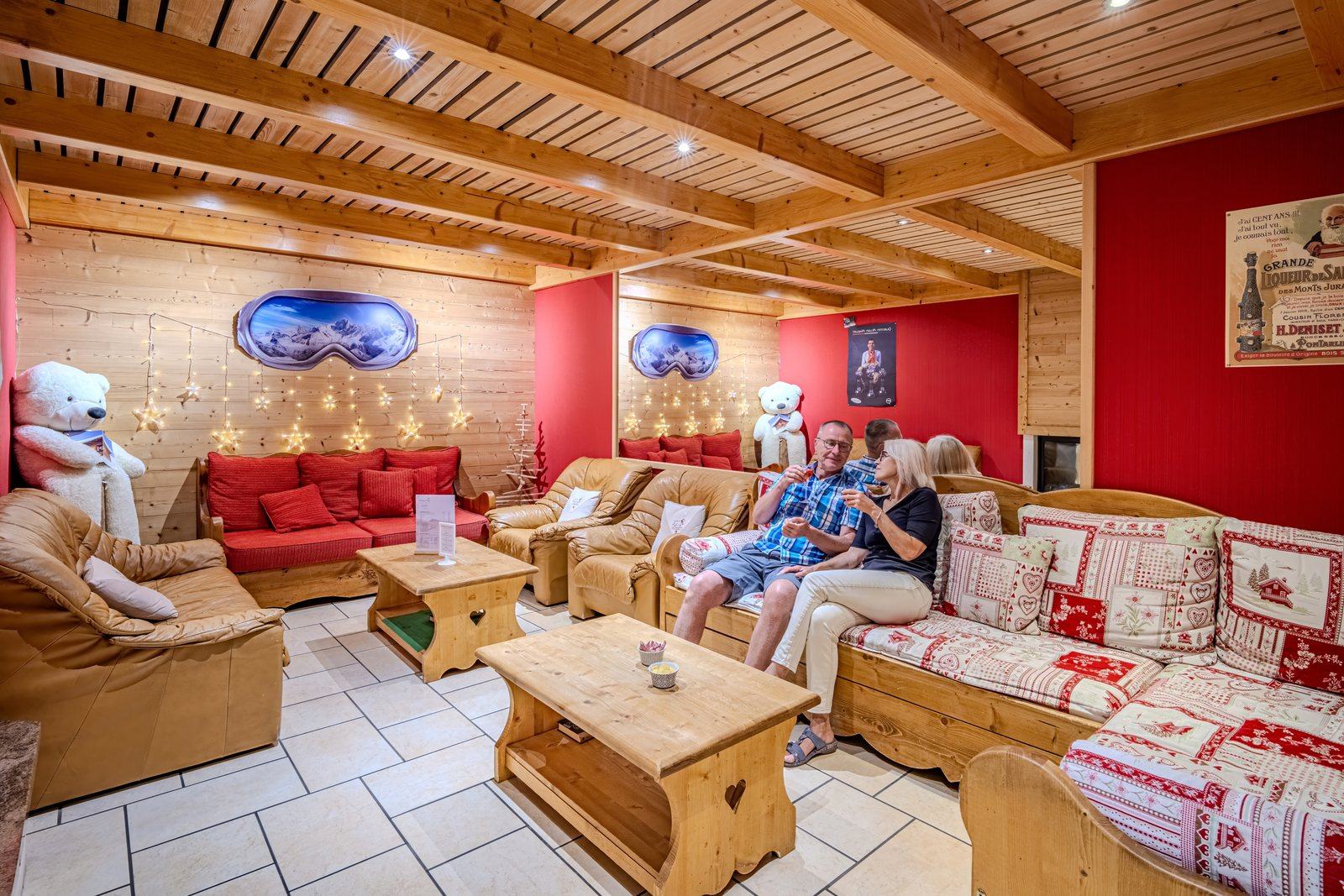 Salon cosy aux boiseries, espace détente de l’hôtel — Métabief