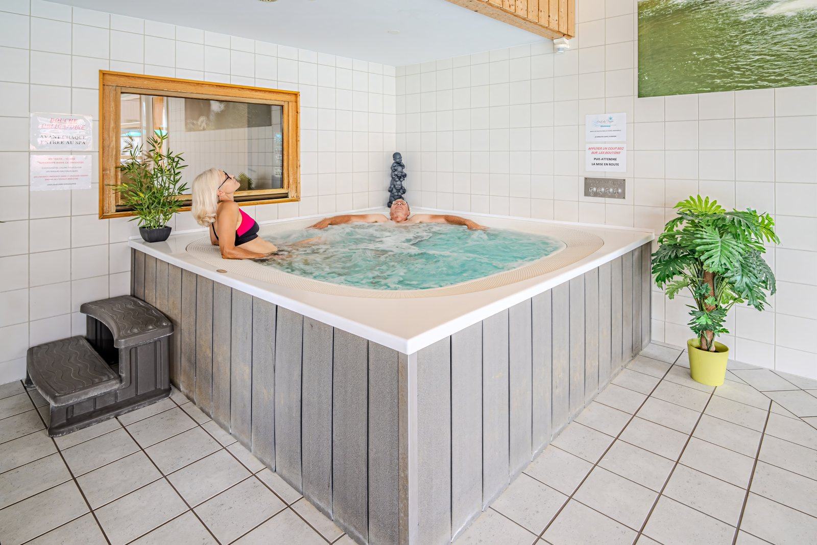 Spa avec jacuzzi et bain à remous — Hôtel Étoile des Neiges à Métabief