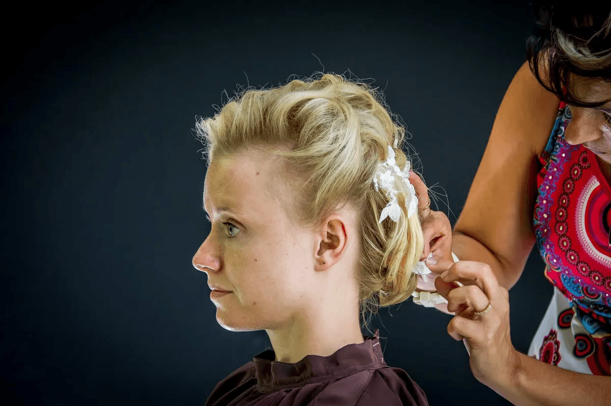 Mariée coiffure – fleurs blanches