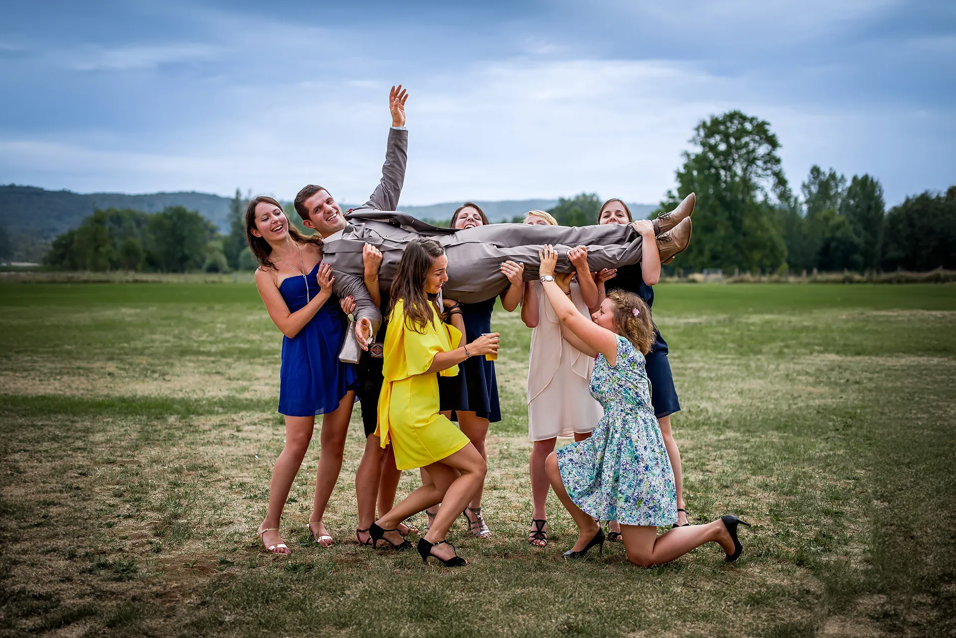 Les filles témoins portent le marié au vin d'honneur