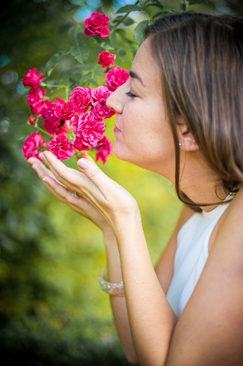 La future mariée sent un bouquet de roses