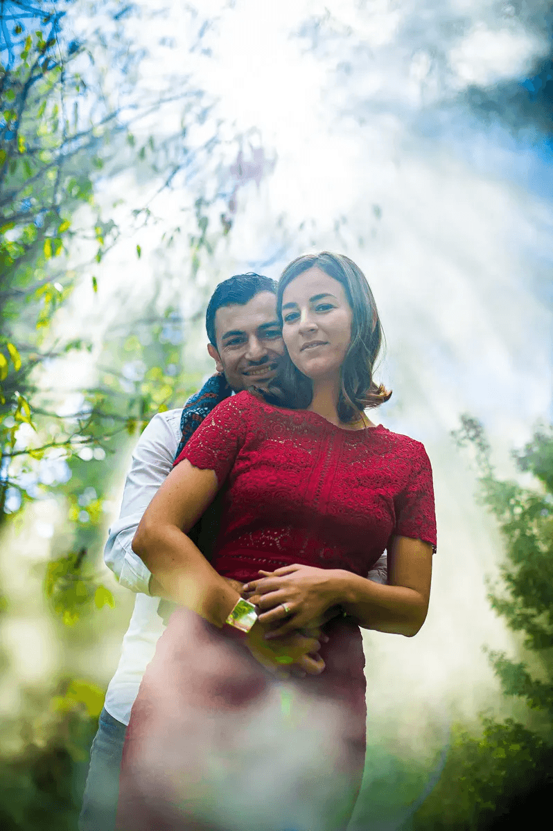 Futurs mariés enlacés avec effet de lumière – Love Session photographe Besançon
