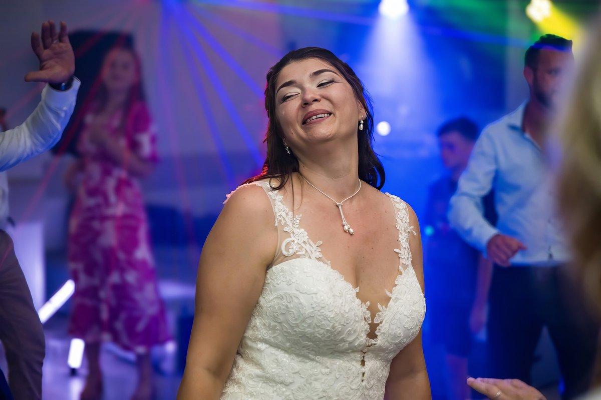 Mariée seule sur la piste de danse avec jeux de lumières
