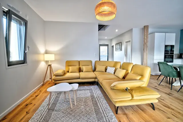 Photo immobilière HDR d’un salon lumineux avec baies vitrées