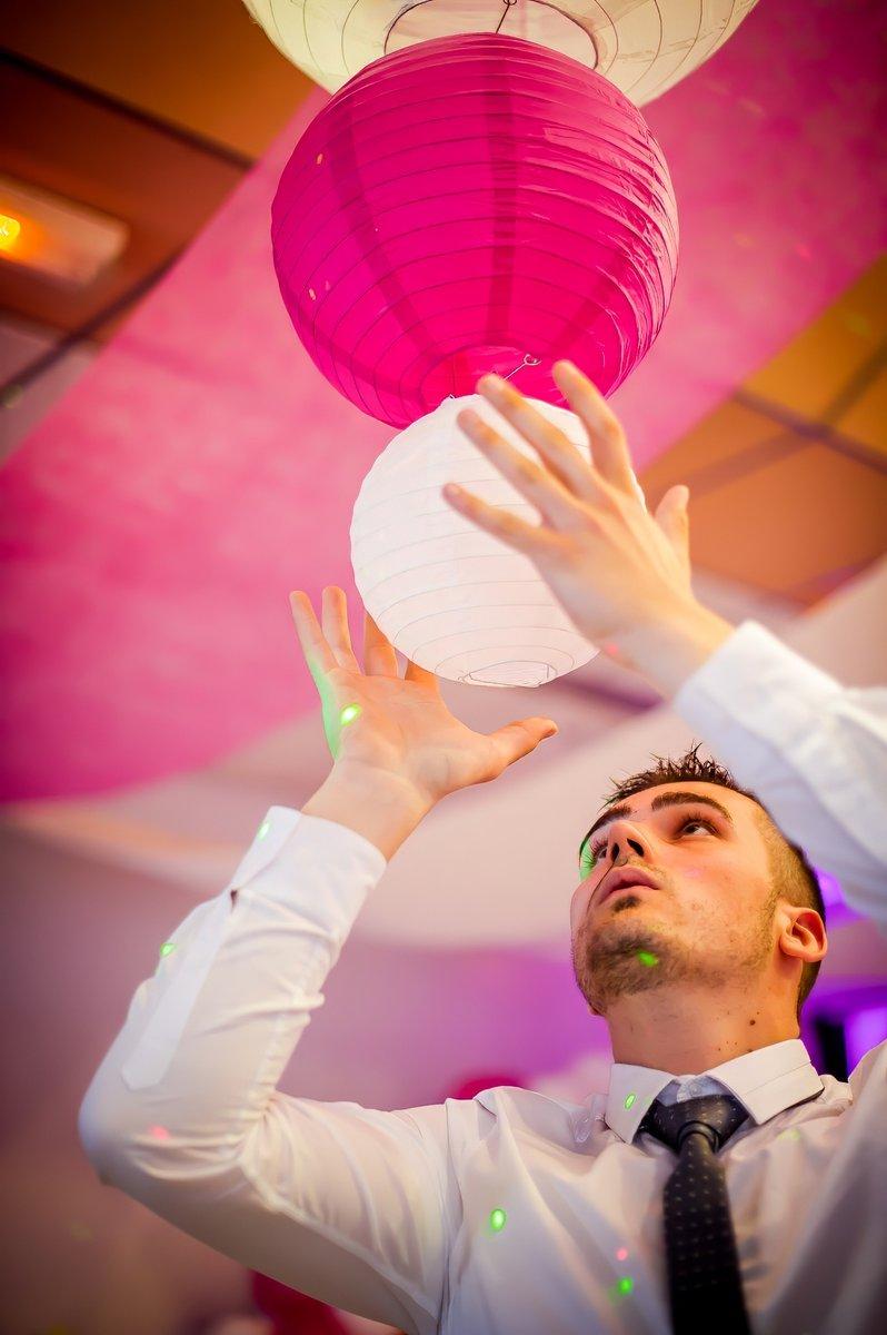 Témoin décorant la salle avec ballons et lampes