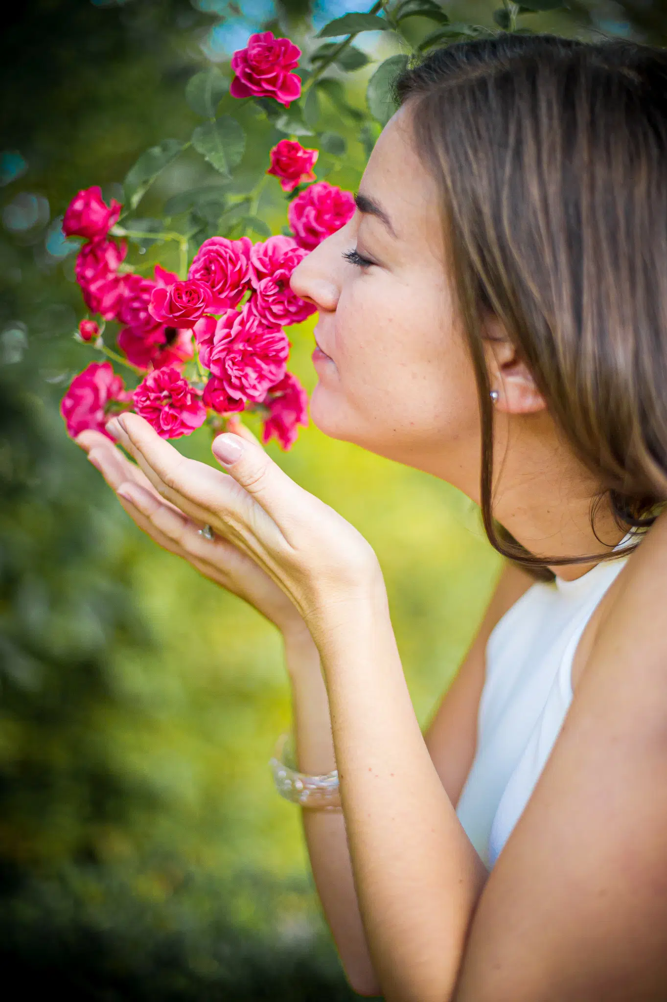 Future mariée sentant un bouquet de roses