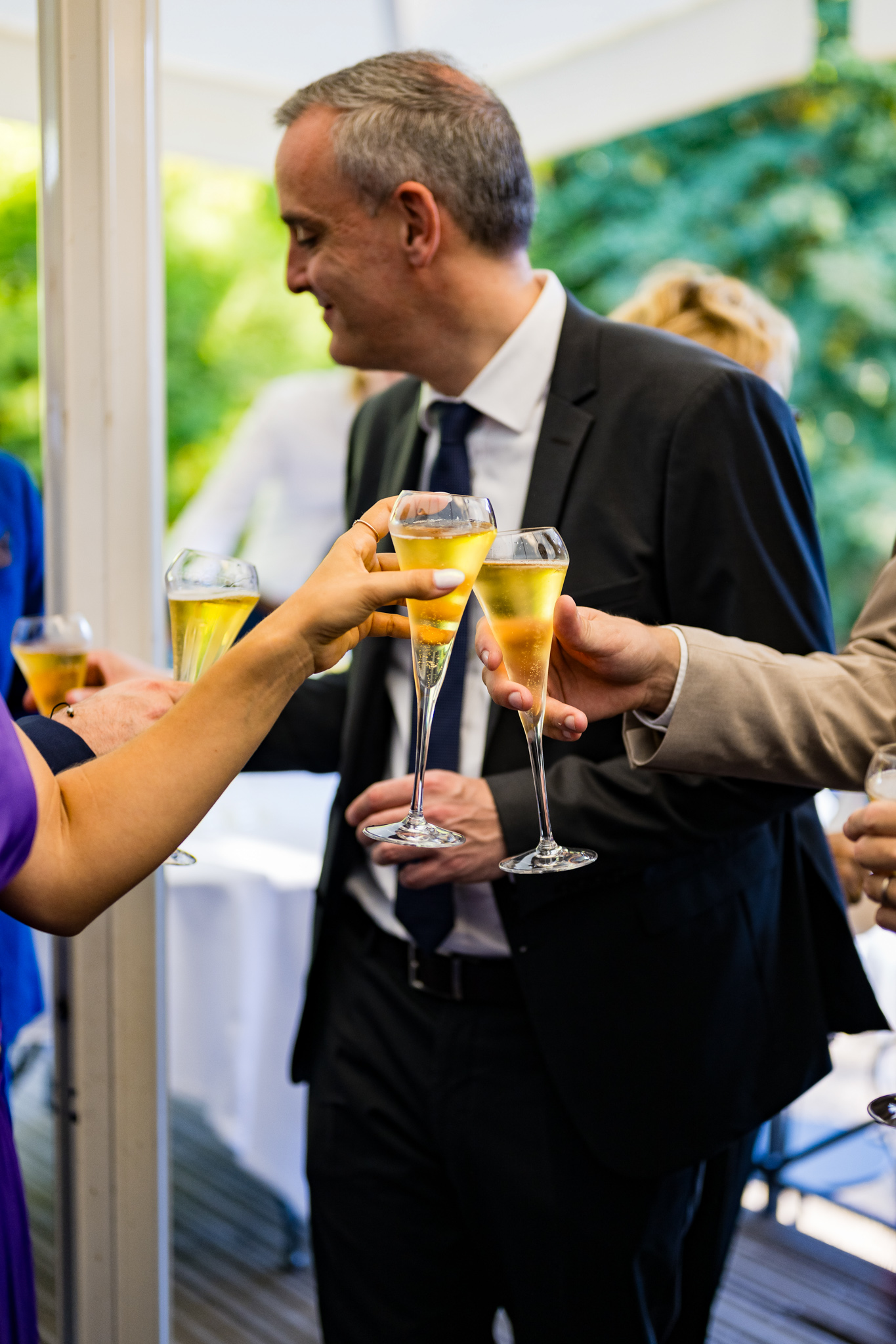 Invités portant un toast avec des verres de champagne