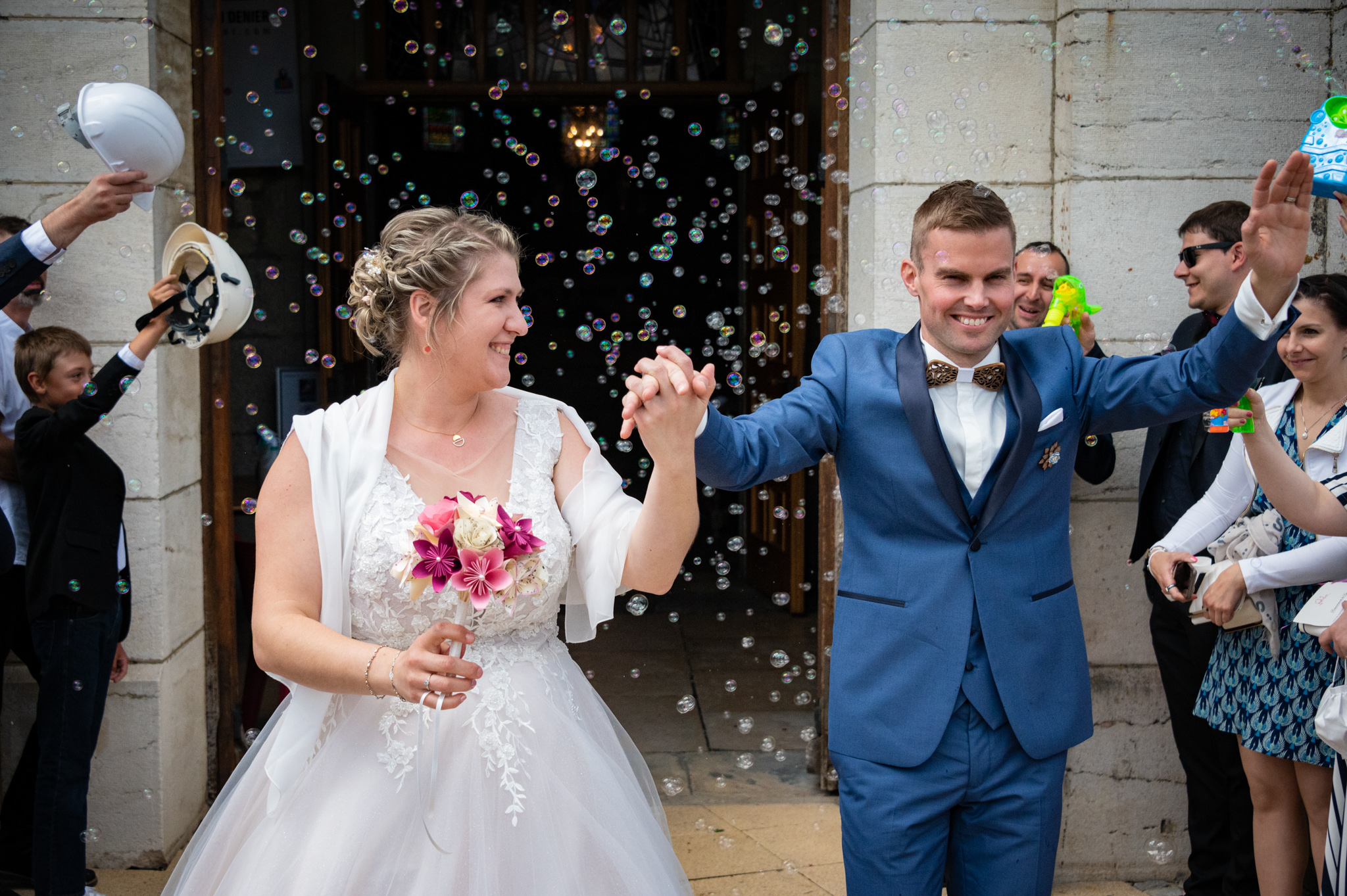 Mariés se tenant par la main en sortant de l'église