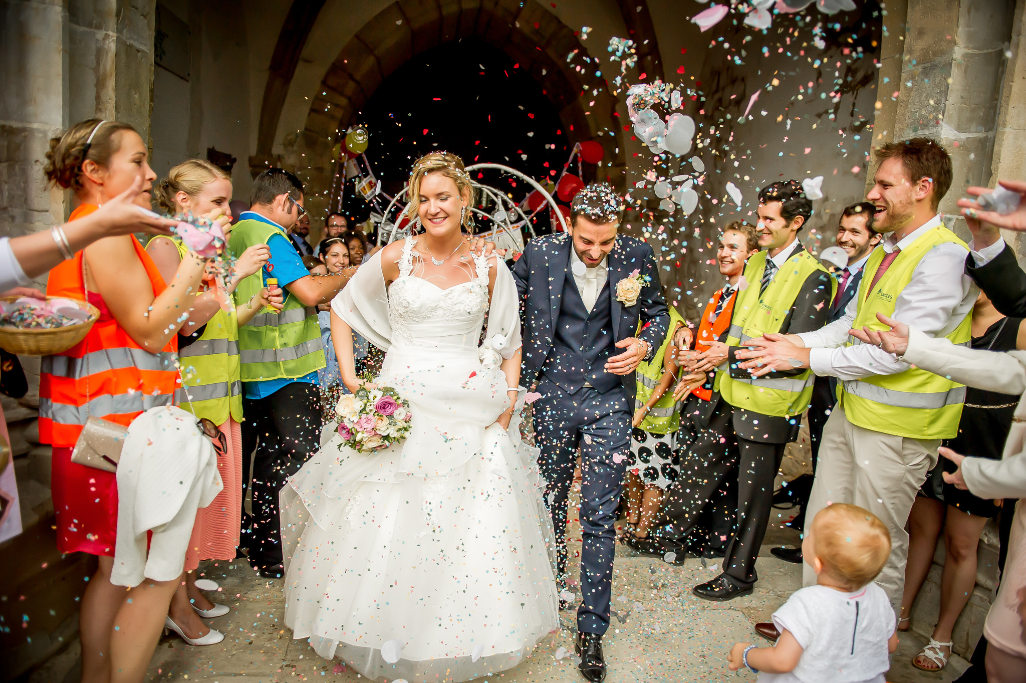 Mariés sortant de l'église sous des confettis