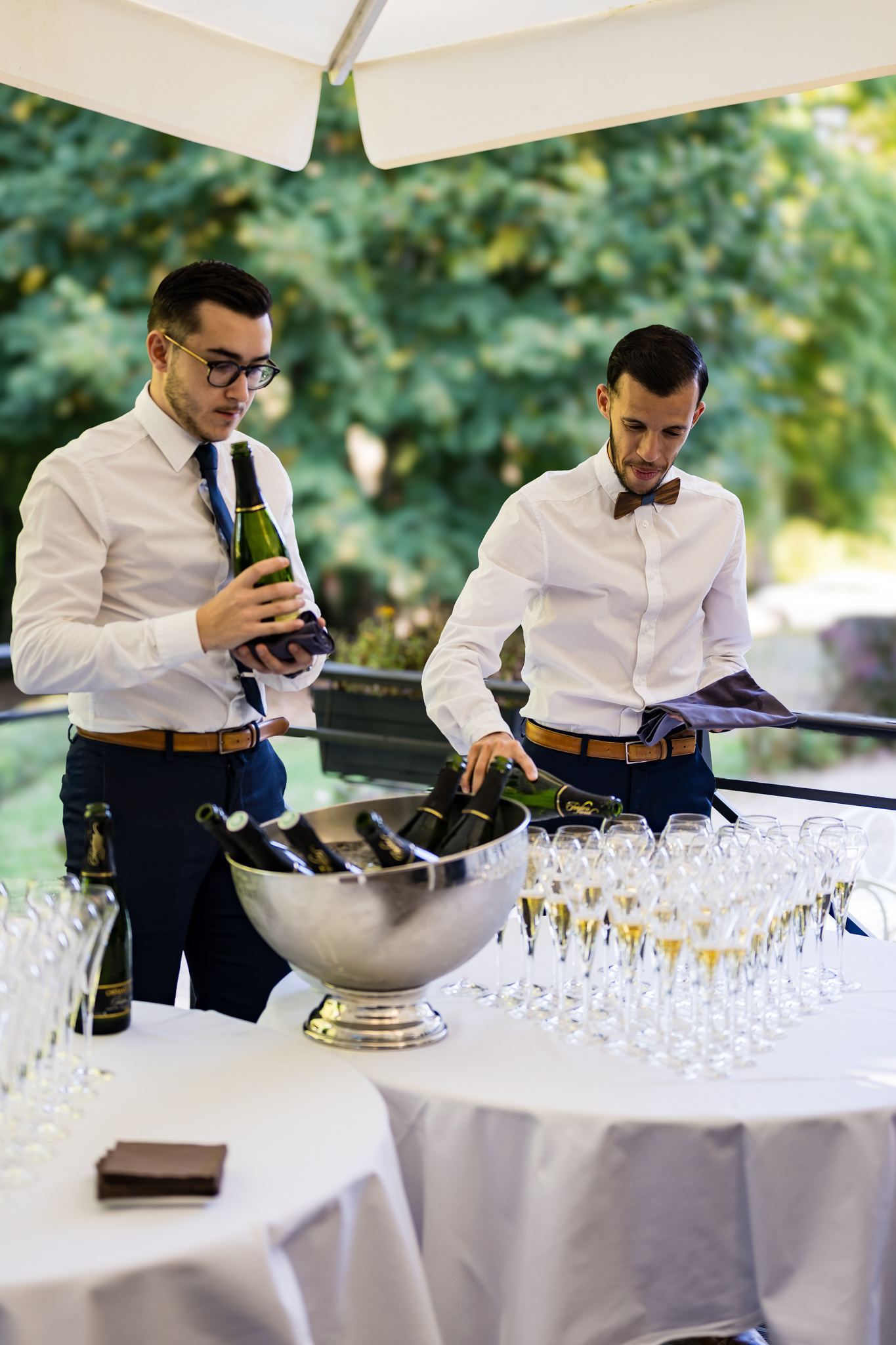 Serveurs préparant les verres de champagne pour le vin d'honneur