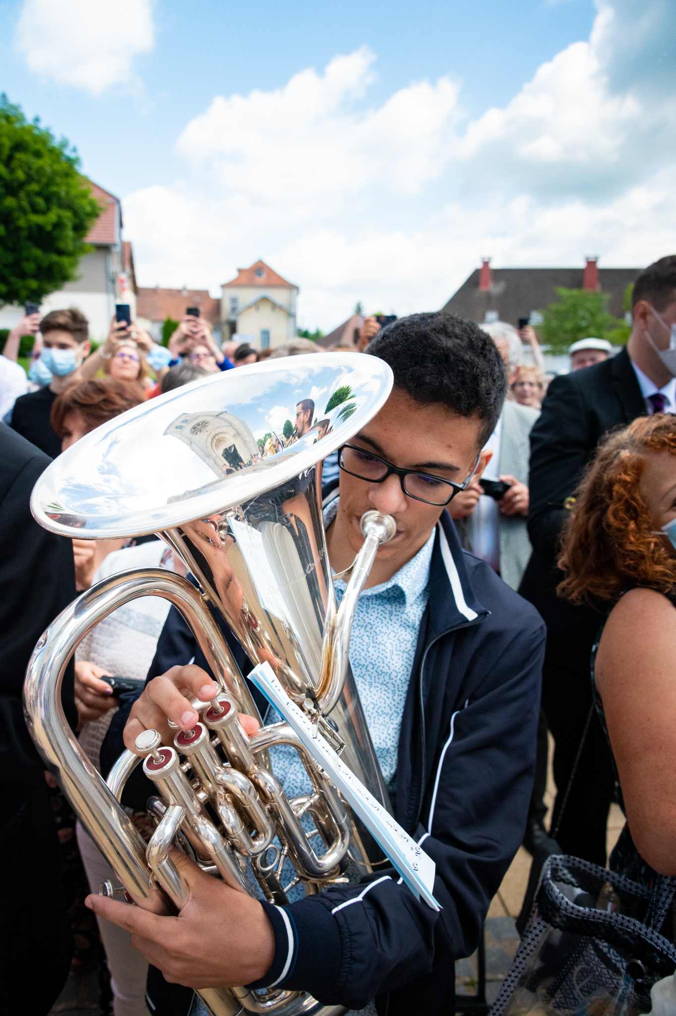 Musicien jouant de la trompette à l'extérieur pendant la cérémonie
