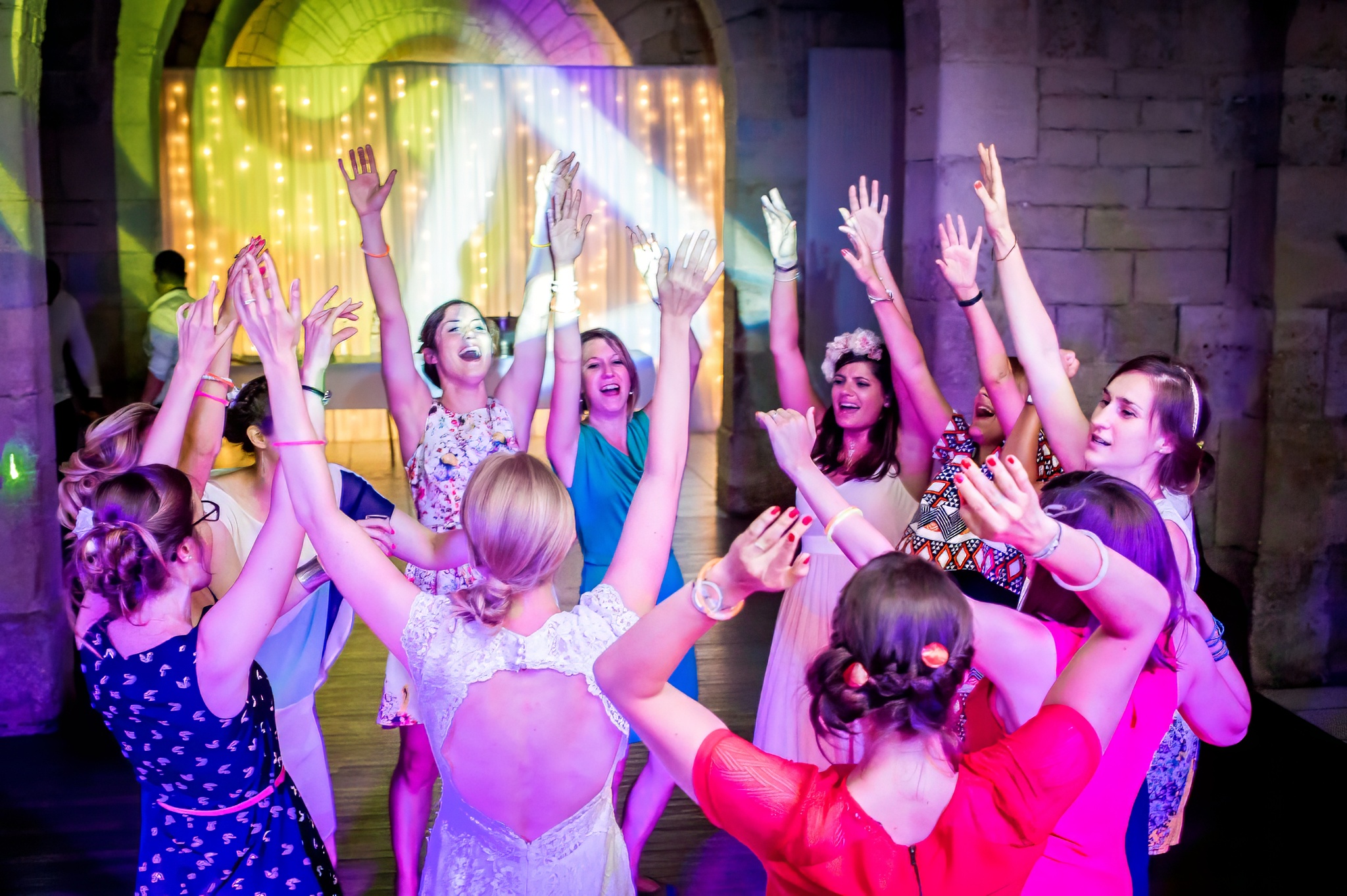 Invités les bras en l'air lors de la soirée de mariage