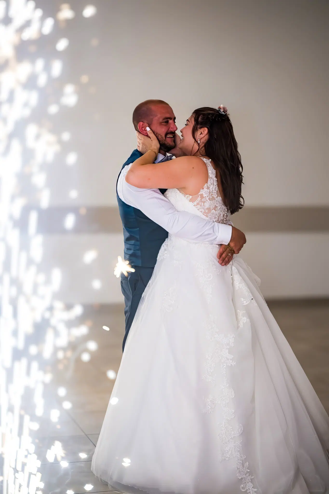 Mariés dansant avec jet de feu en soirée