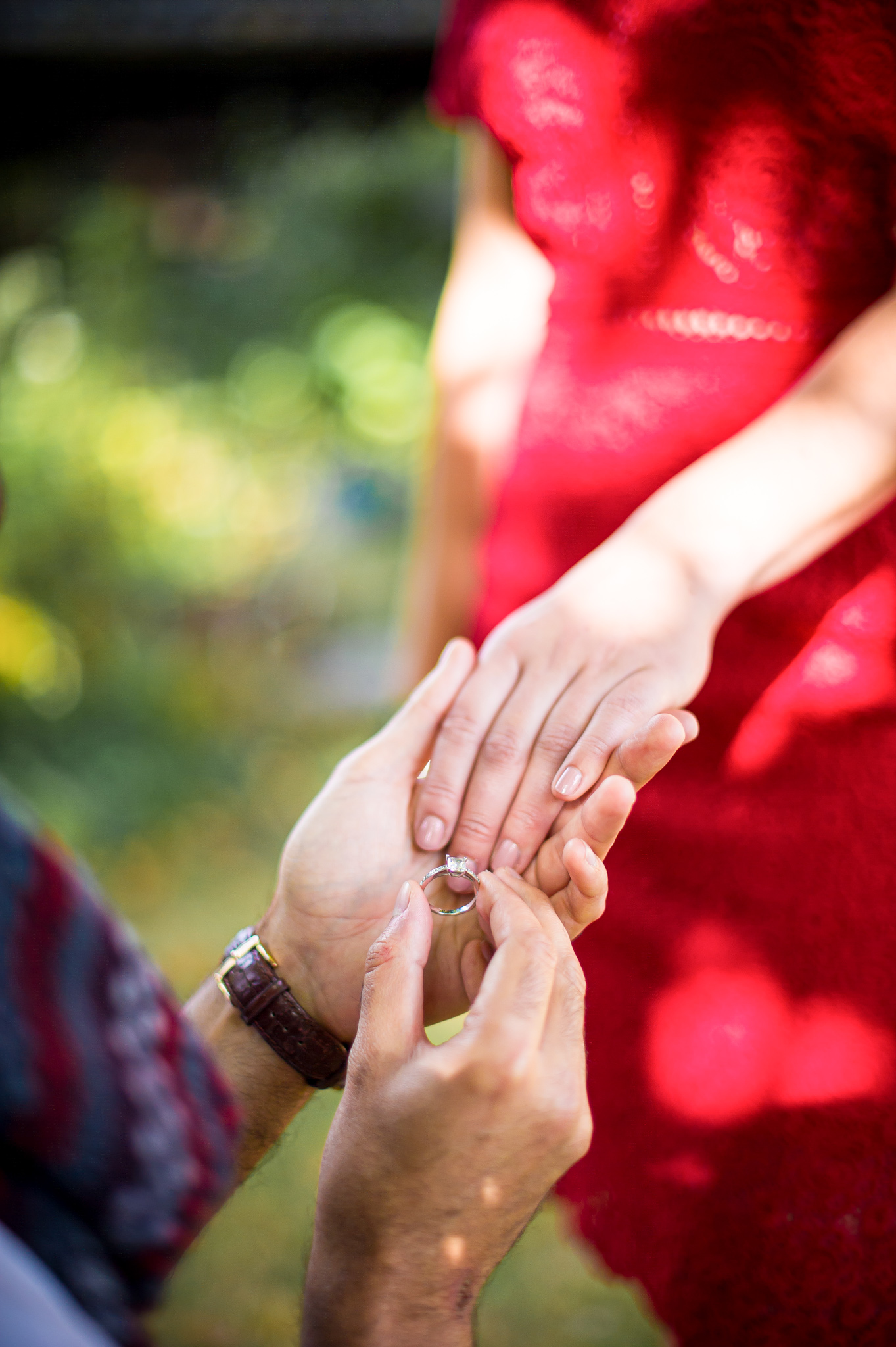 Le futur marié passe la bague au doigt de sa fiancée
