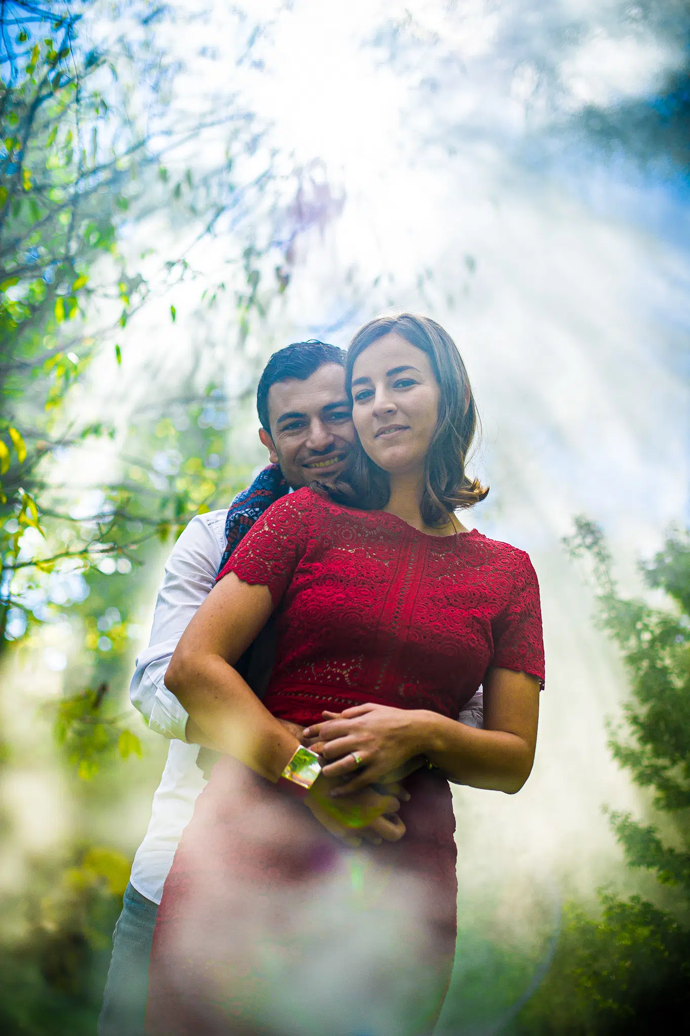 Futurs mariés enlacés avec effet de lumière – Love Session photographe Besançon