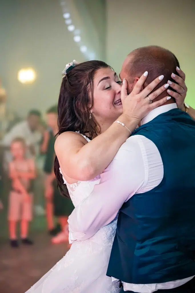 Mariés s'embrassant tendrement en soirée – reportage mariage