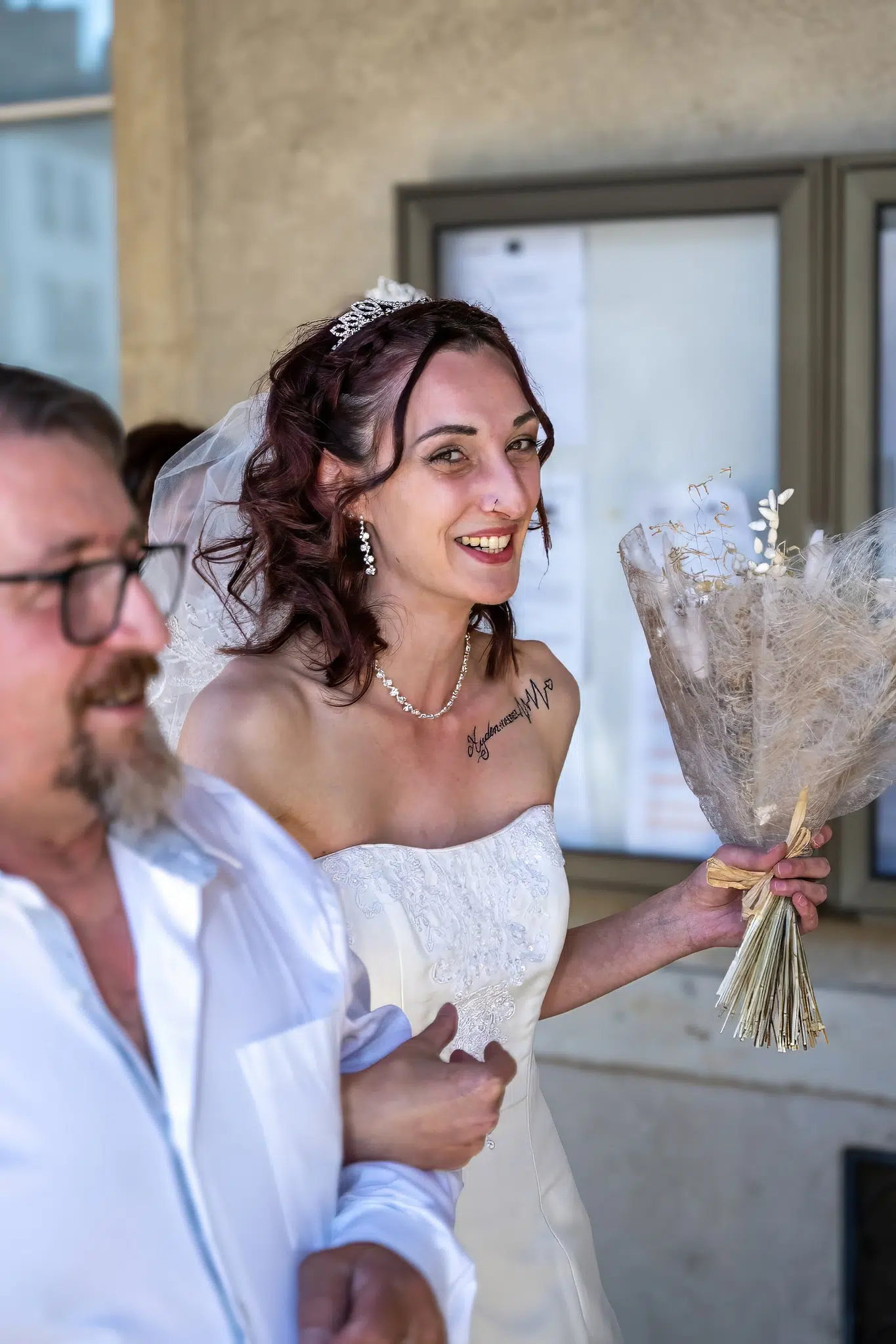 La mariée souriante tenant son bouquet