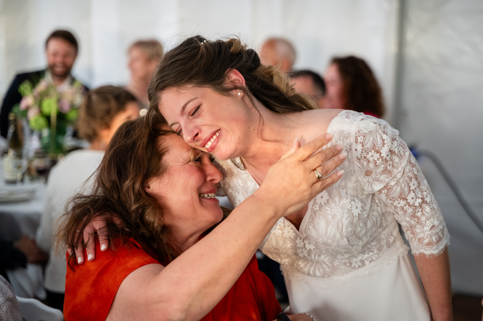 Moment de tendresse en robe de dentelle