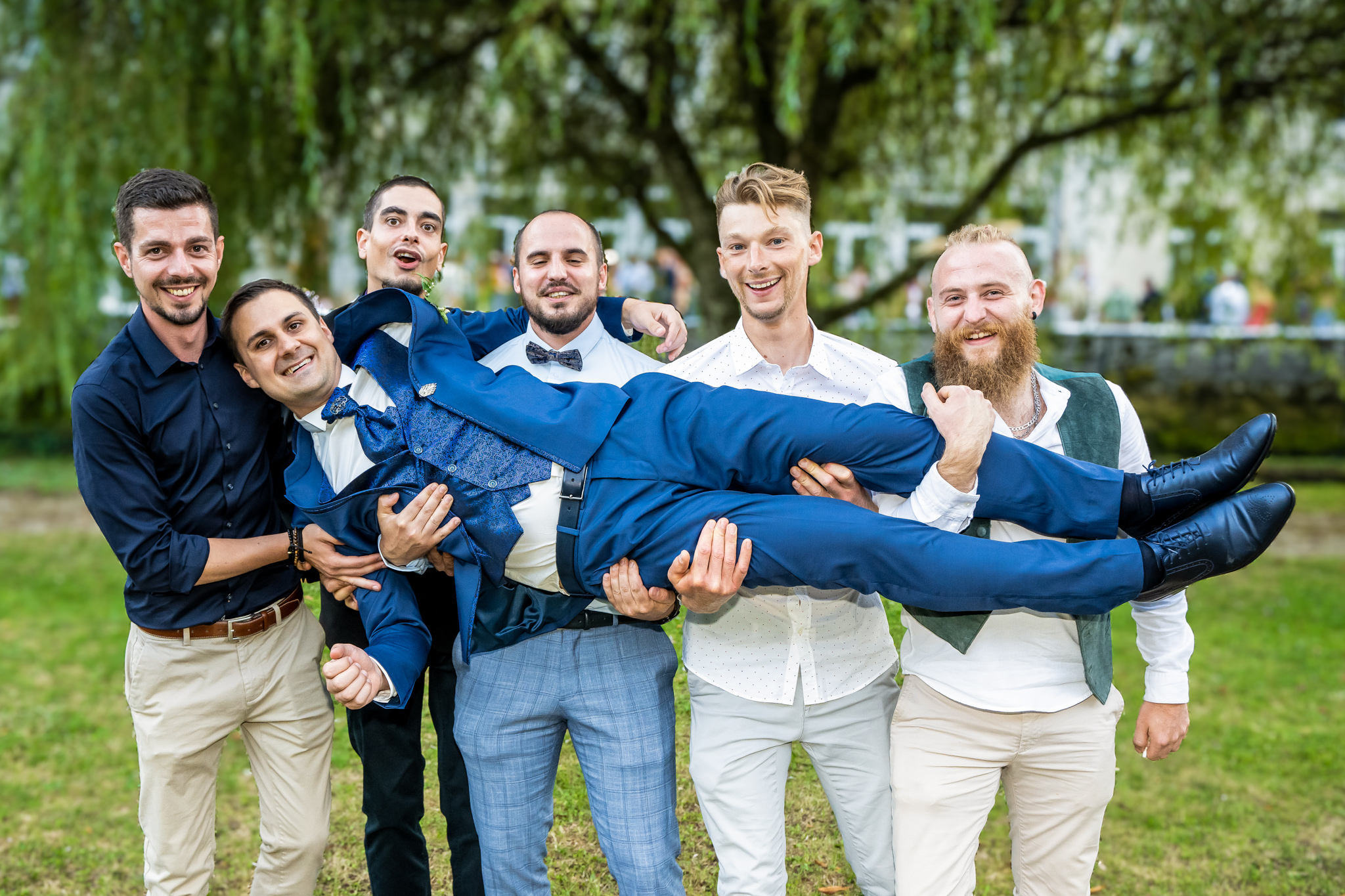 Les témoins portent le marié