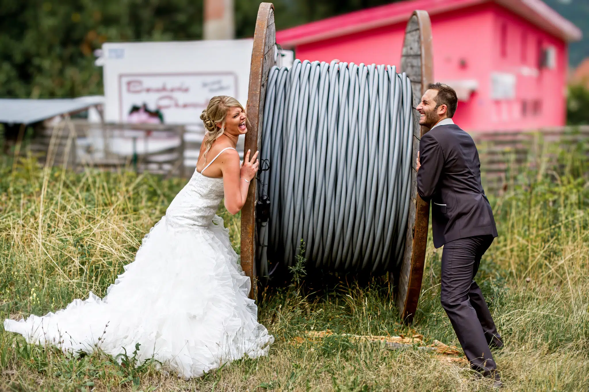 Mariés s'amusant avec un câble en plein air – séance Trash the Dress après mariage