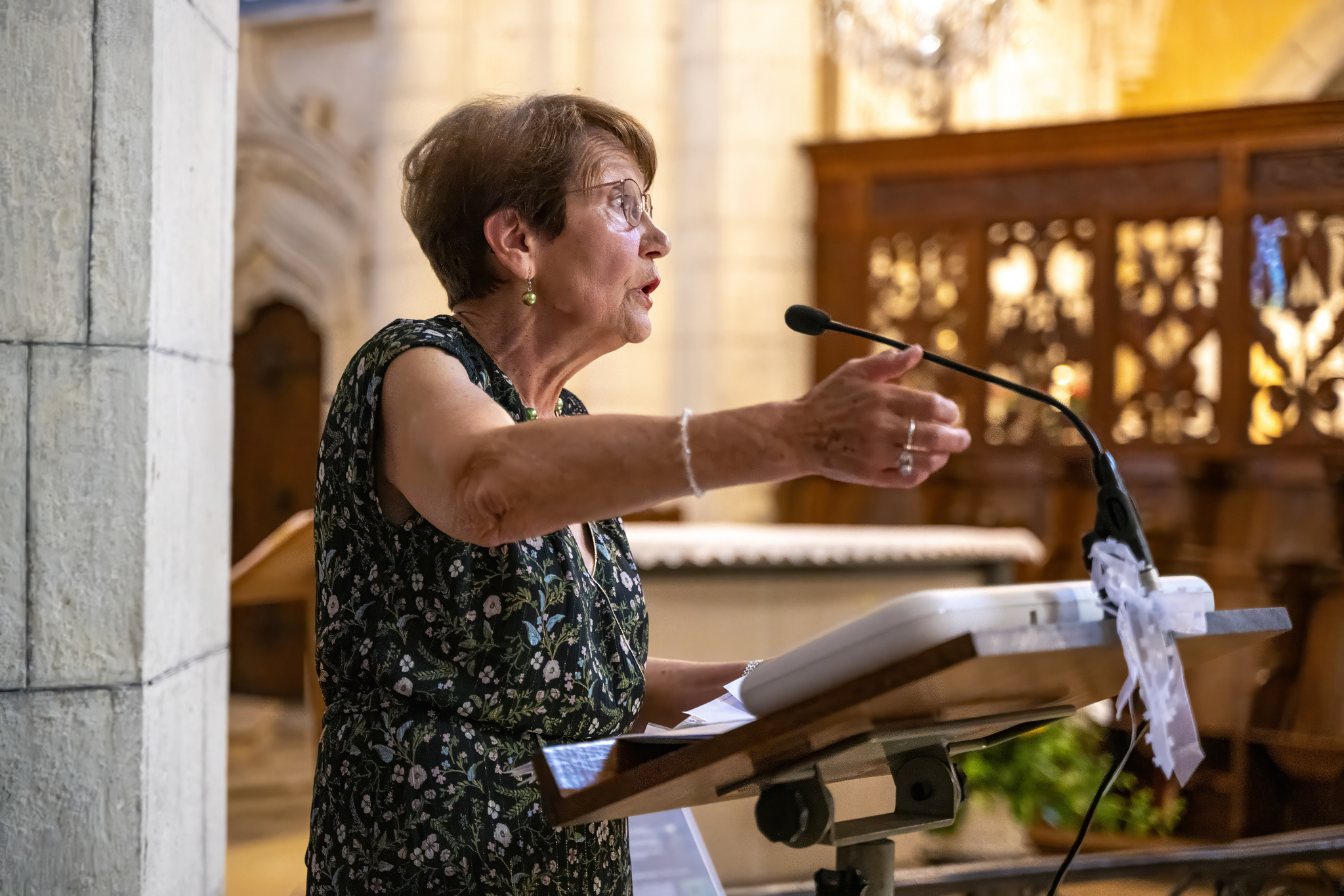 Personne chantant lors de la cérémonie religieuse