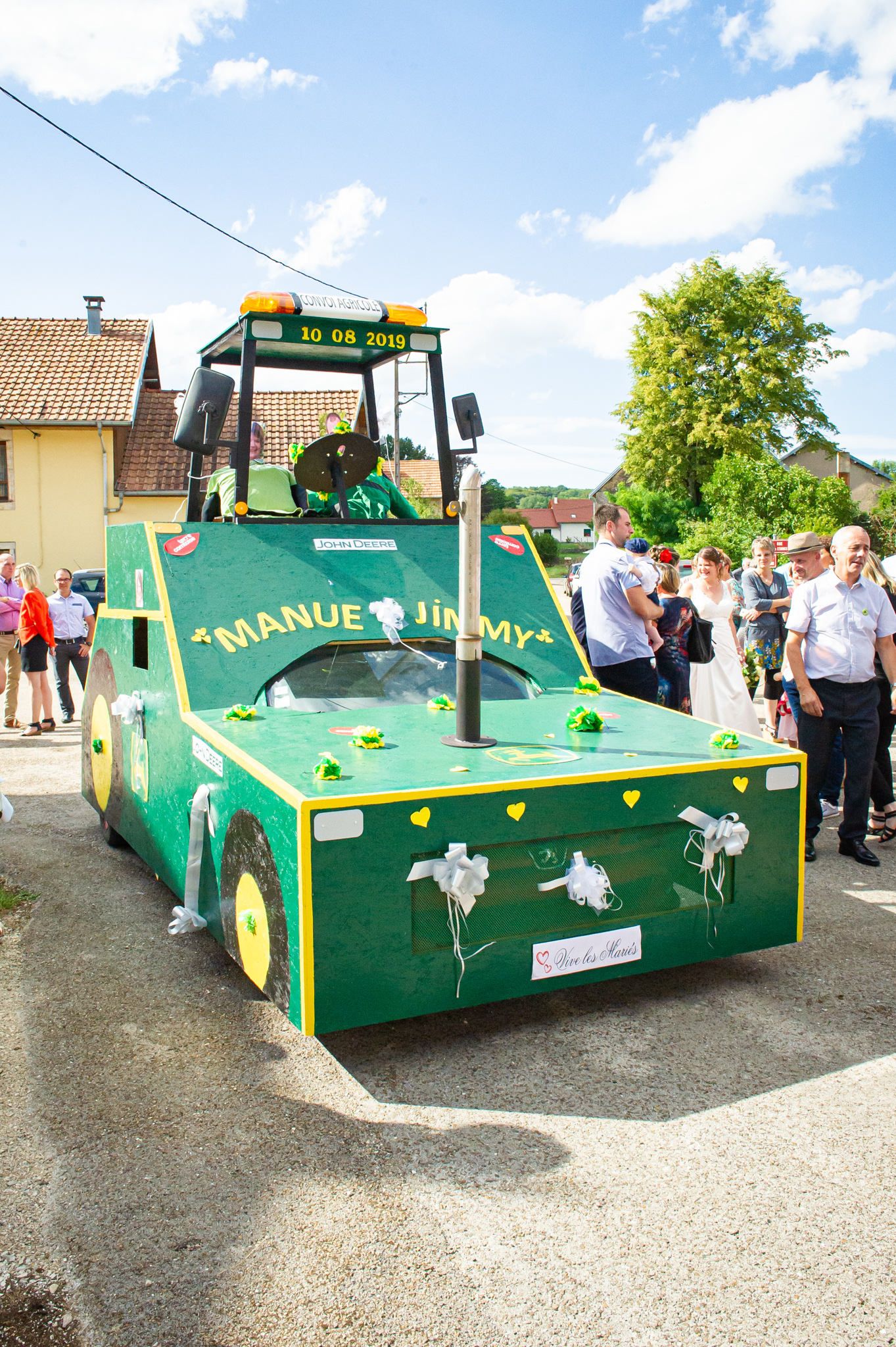 Voiture-balais en forme de tracteur devant l'église
