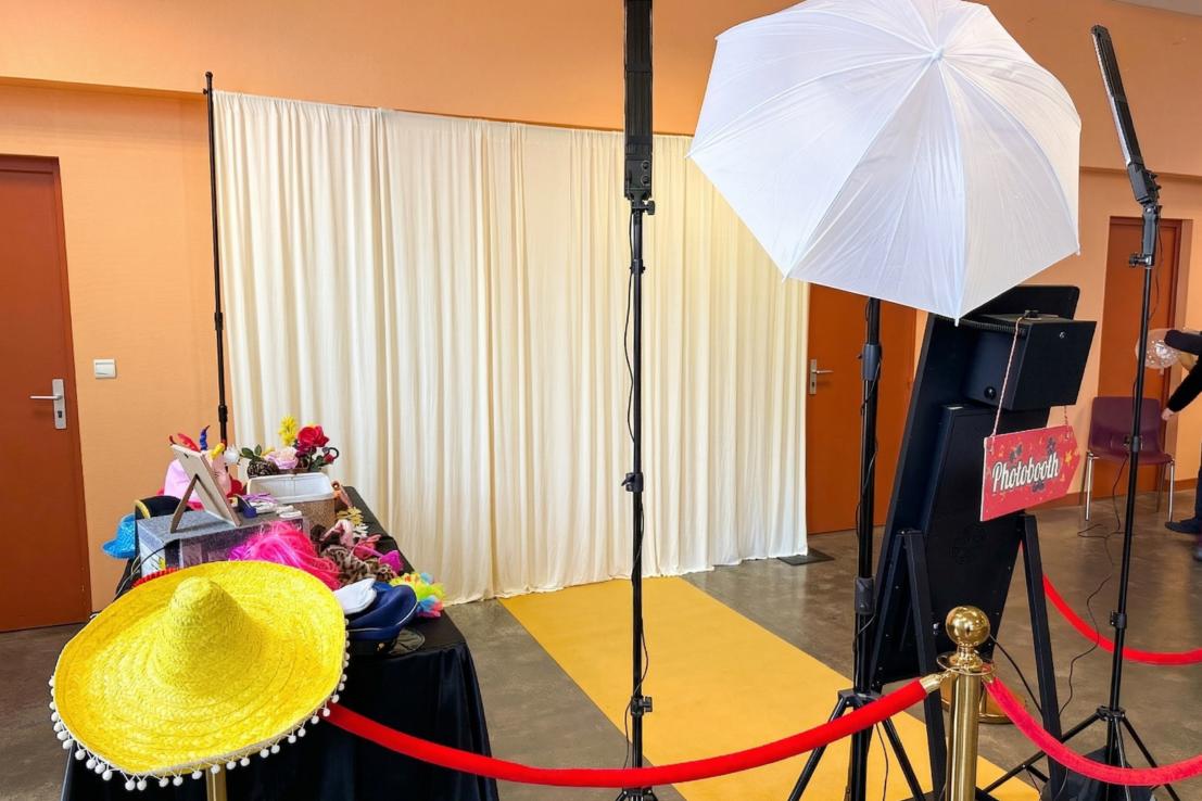 Photobooth miroir tapis rouge et décor végétal
