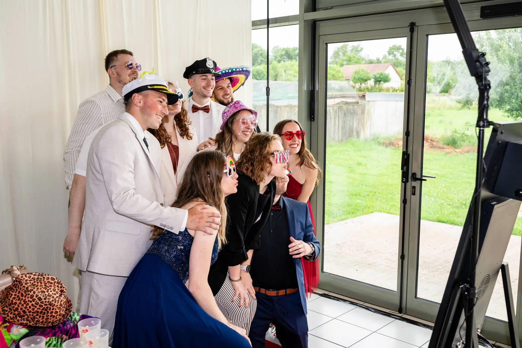 Groupe d'invités s'amusant au photobooth du mariage