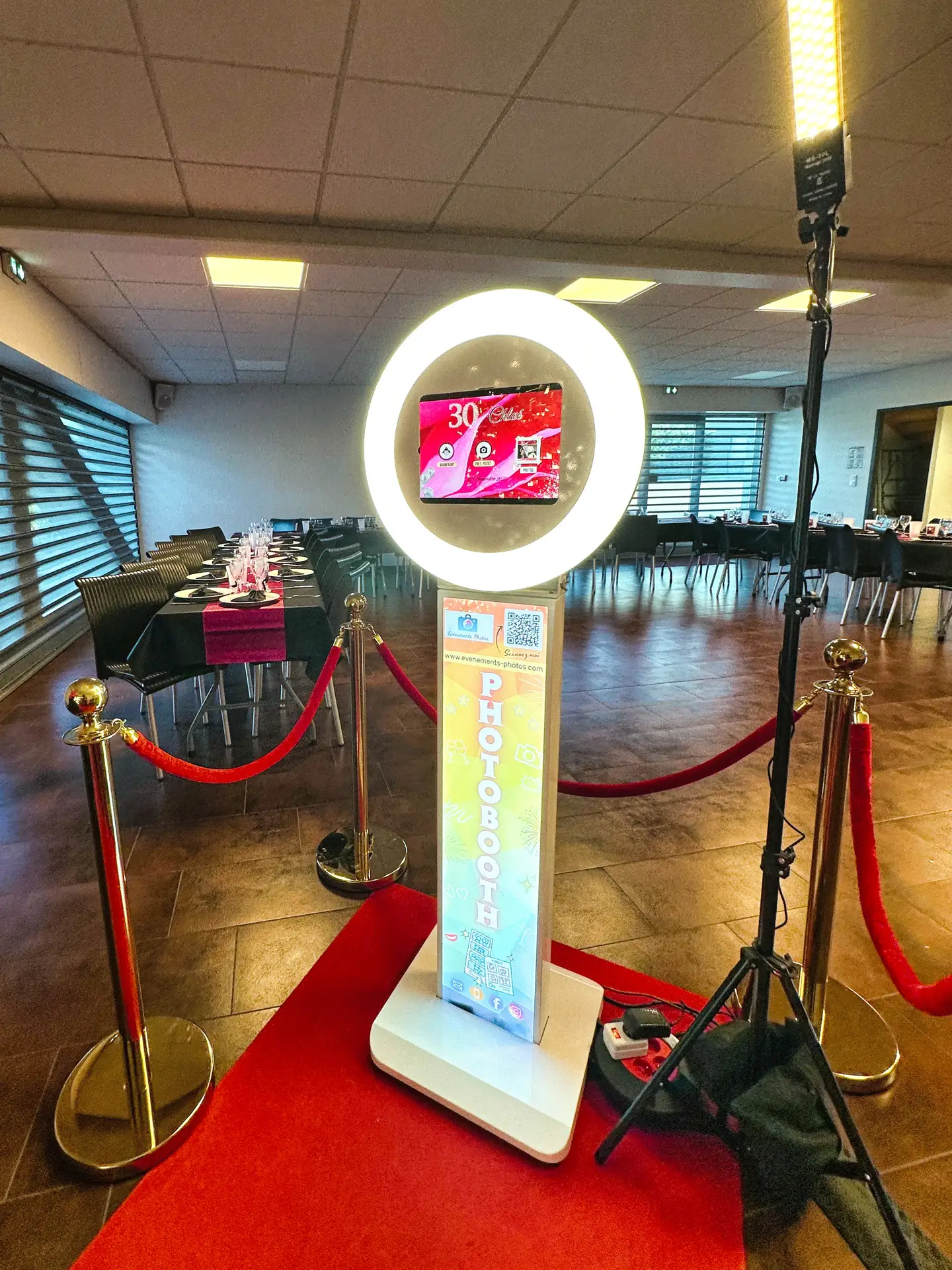 SelfyBox Pro – borne selfie anniversaire tapis rouge