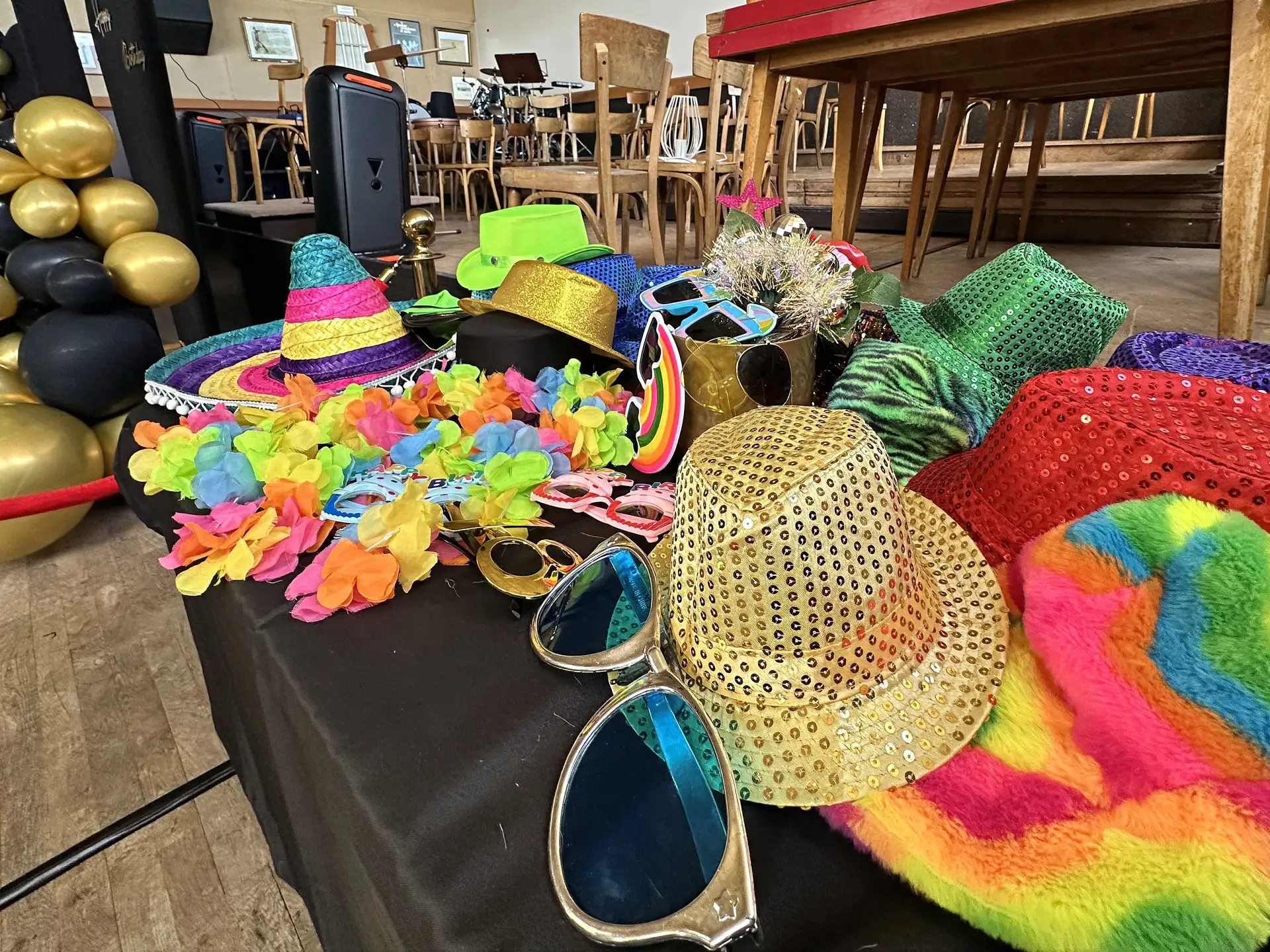 Chapeaux paillettes et lunettes déguisement au photobooth SelfyBox Pro