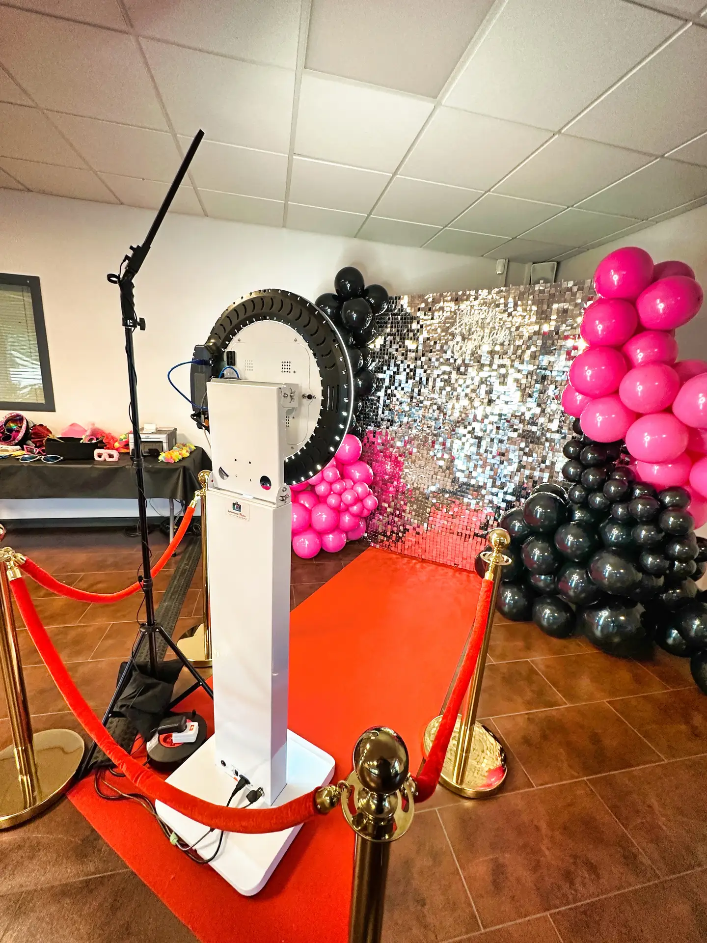 Installation SelfyBox Pro pour un événement chic avec ballons