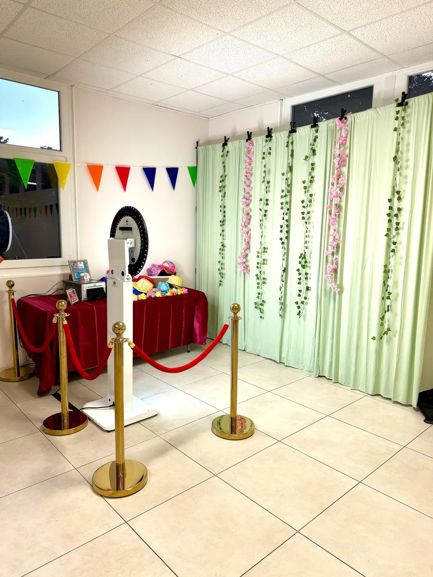 SelfyBox Pro en studio photo mobile avec décor fleuri