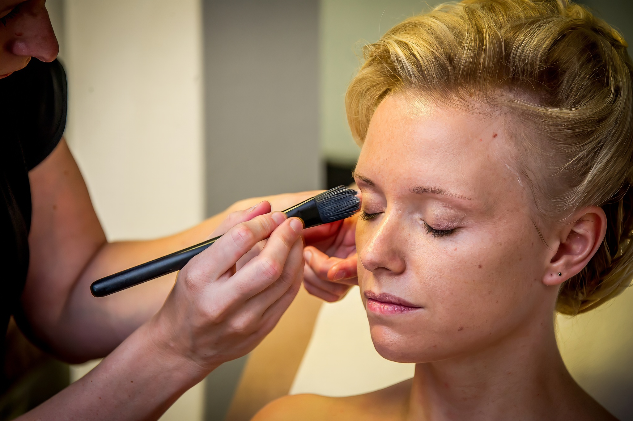 Maquillage de la mariée – retouche paupière au pinceau