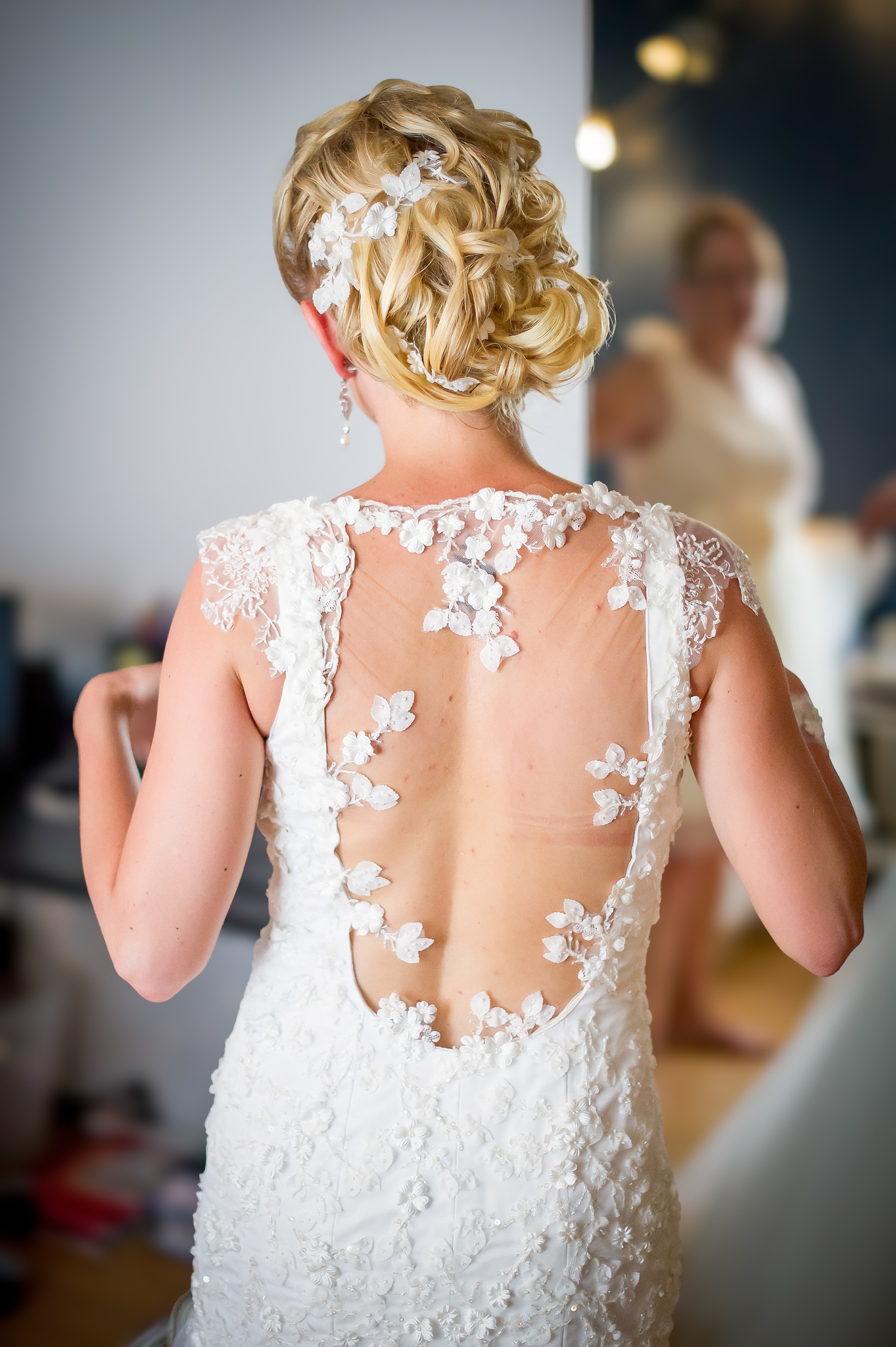 Robe de mariée avec détails en dentelle florale, vue de dos