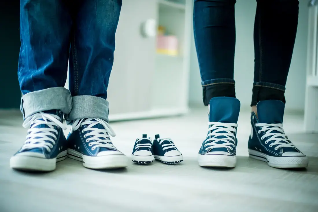Chaussures de famille avec petites chaussures bébé