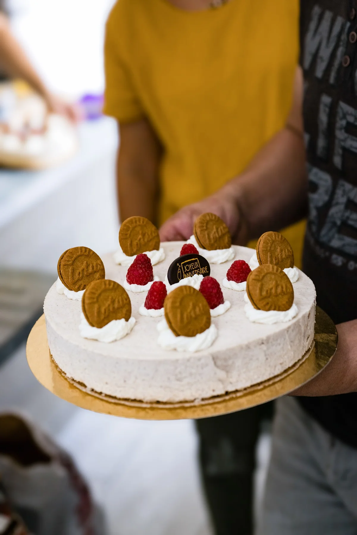 Gâteau d'anniversaire avec biscuits et framboises