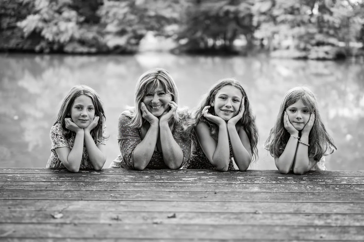 Groupe de quatre personnes heureuses au bord de la rivière